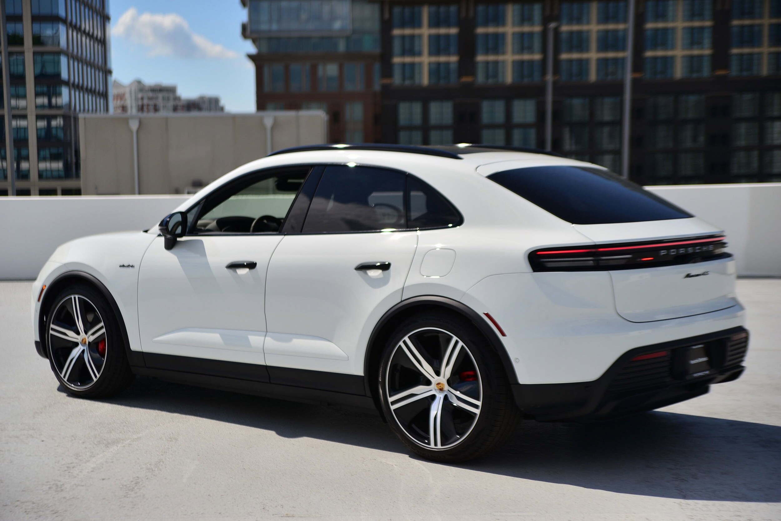2025 Porsche Macan photo 3