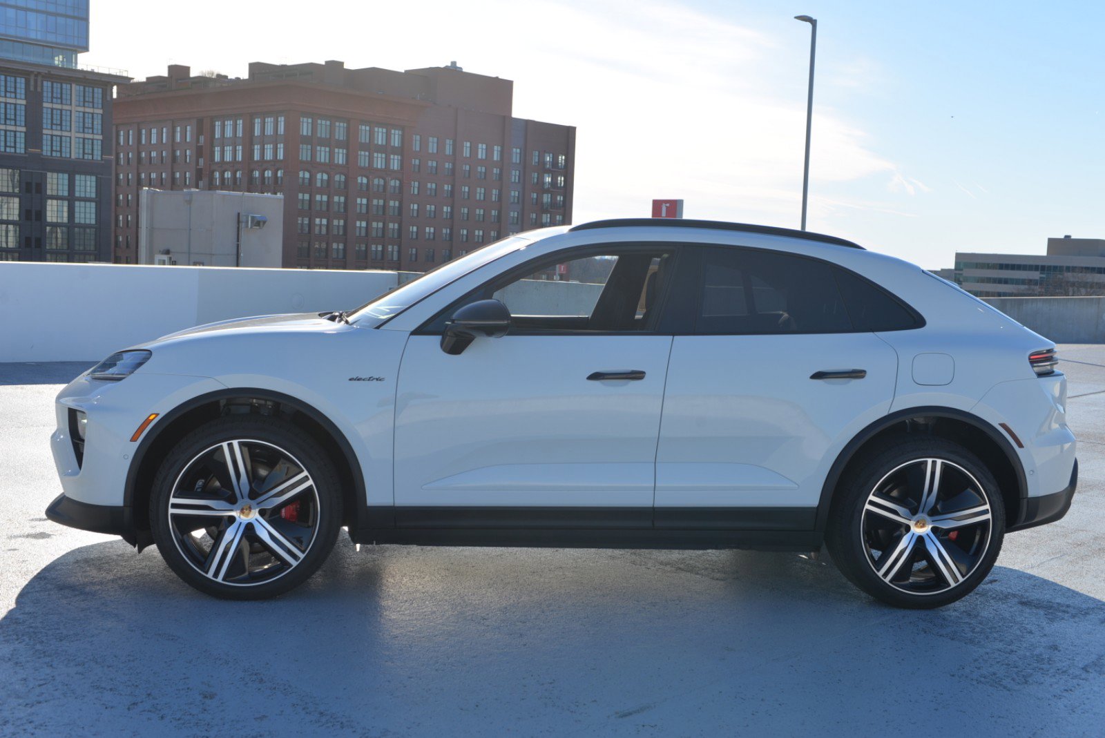 2025 Porsche Macan photo 2