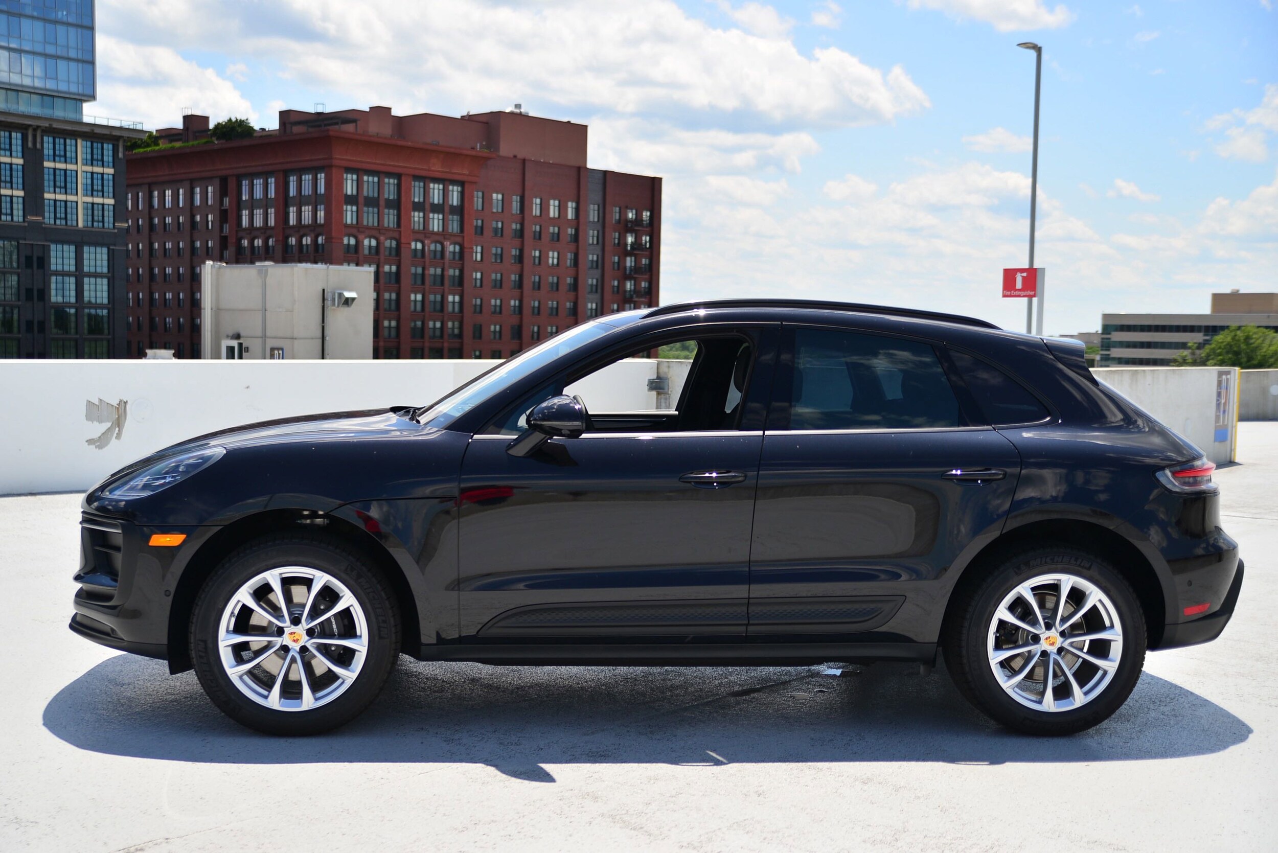 2025 Porsche Macan T photo 2