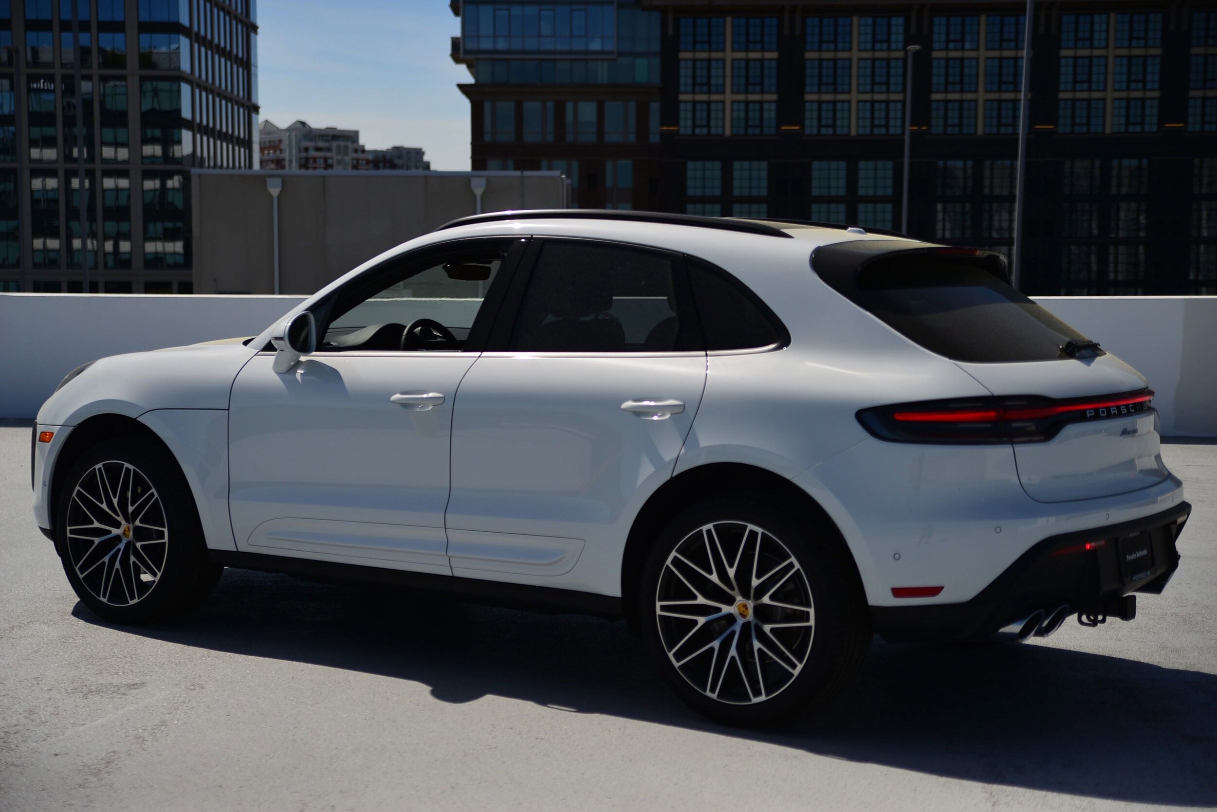 2025 Porsche Macan photo 3