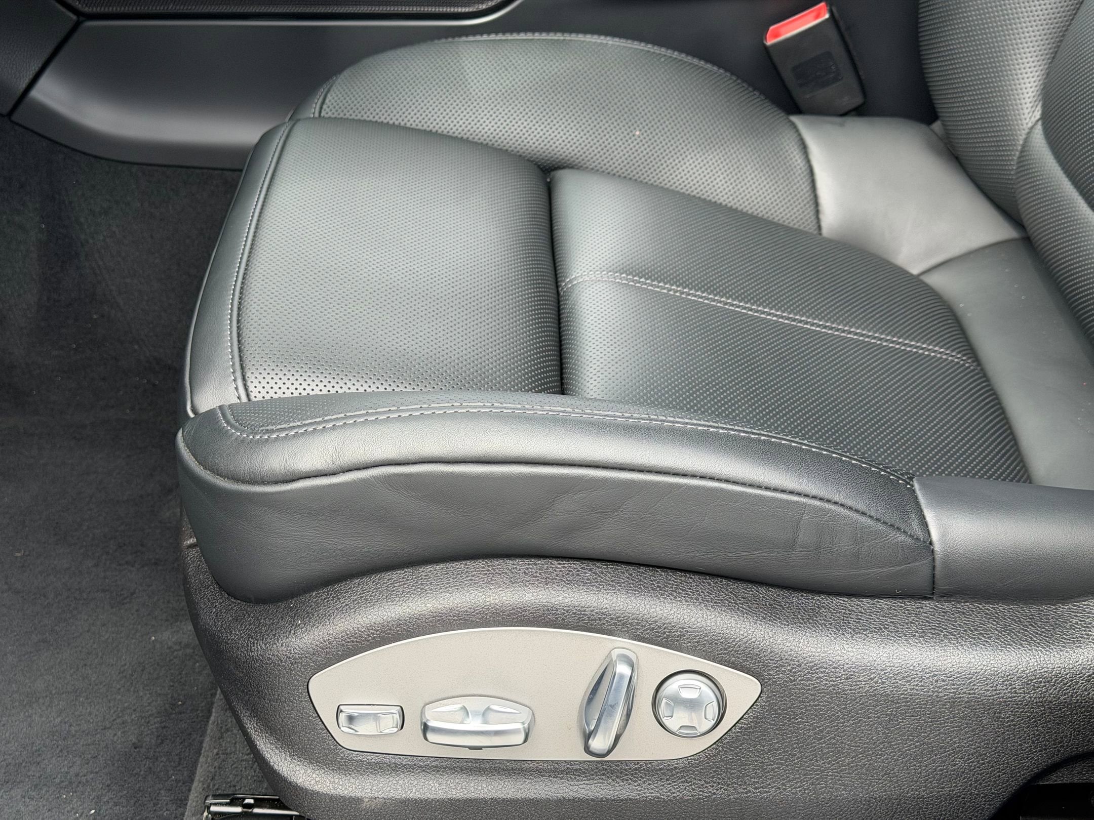 2026 Porsche Macan T - Photo 25