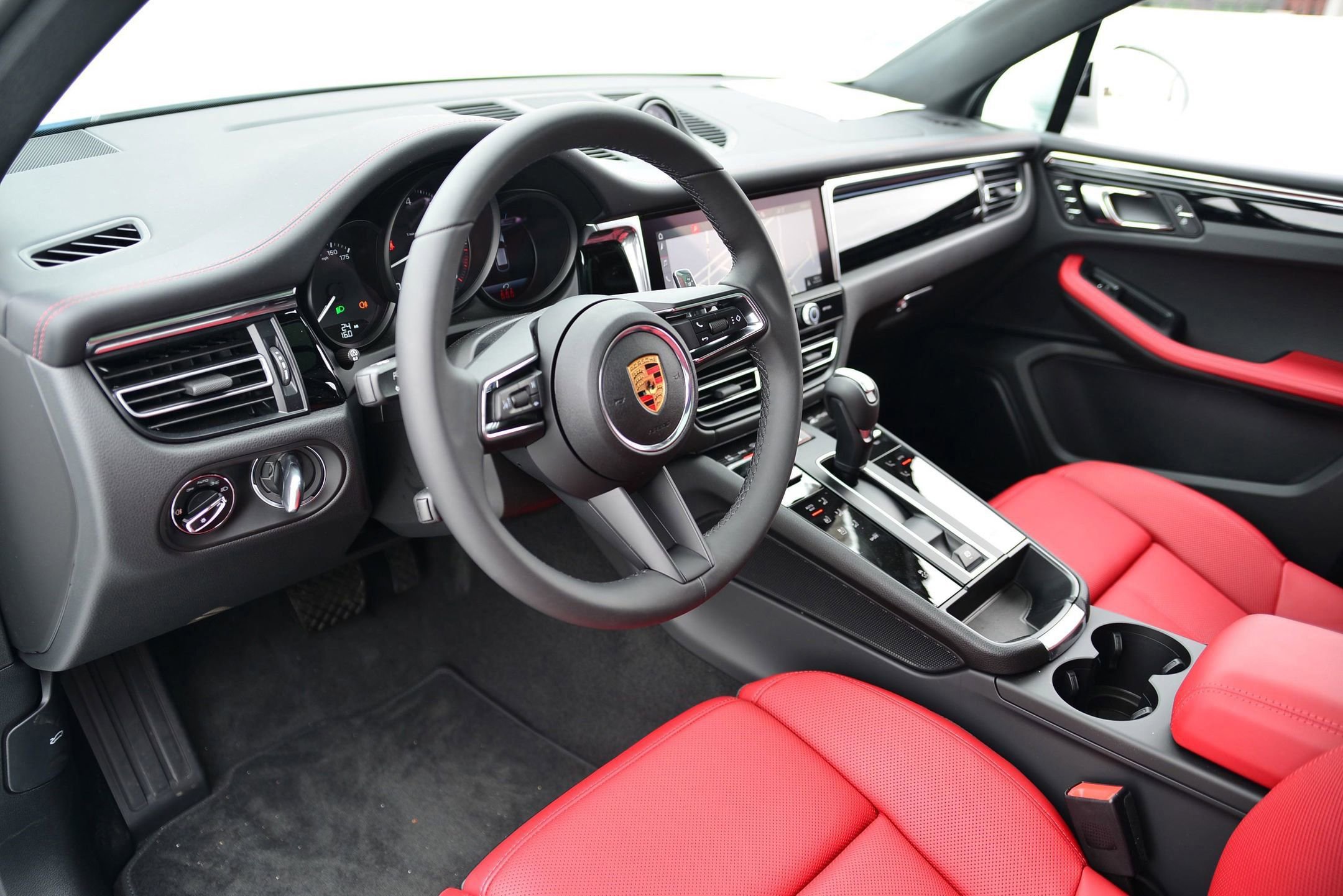 2025 Porsche Macan T photo 4
