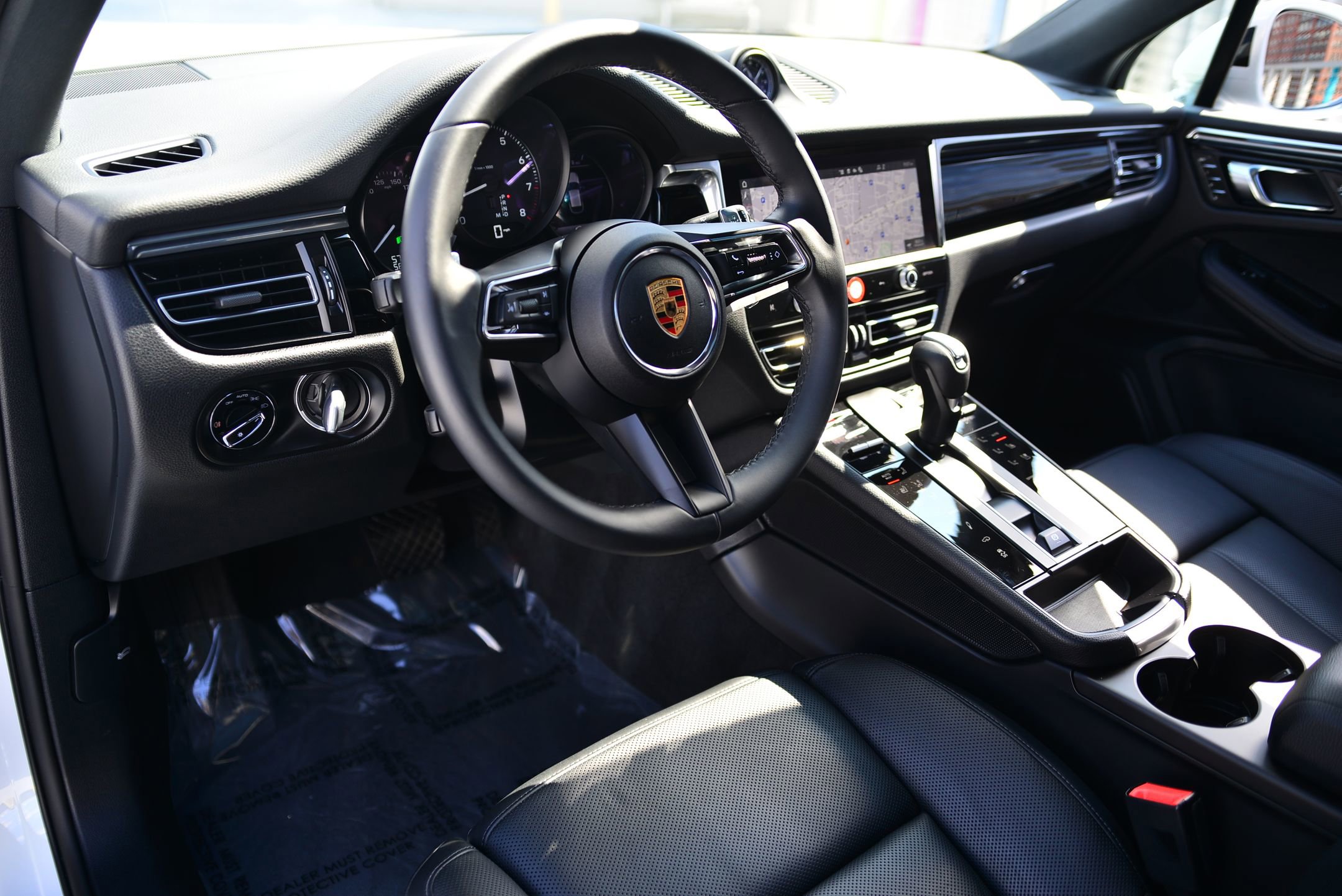 2025 Porsche Macan photo 3