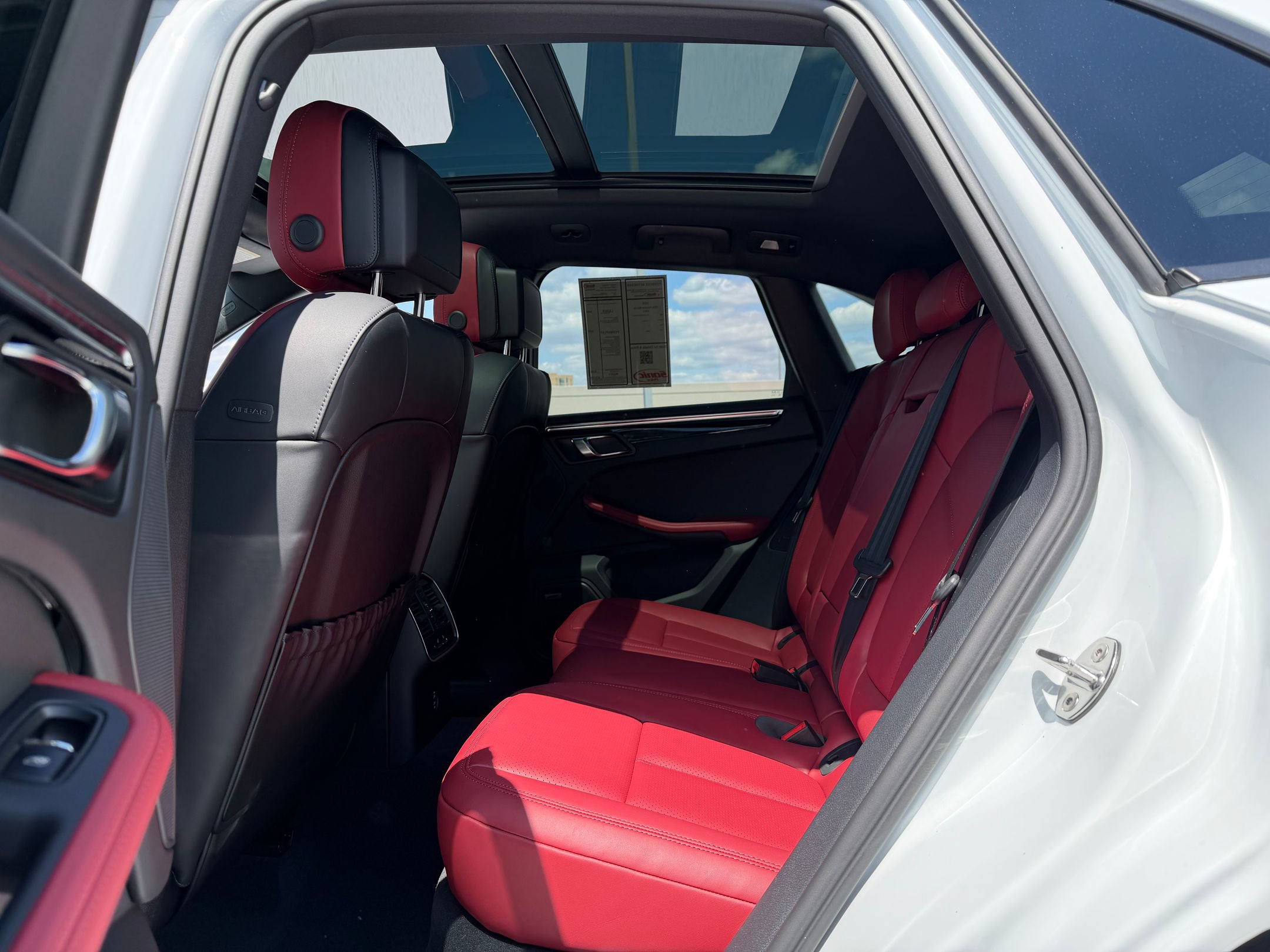 2026 Porsche Macan T - Photo 22
