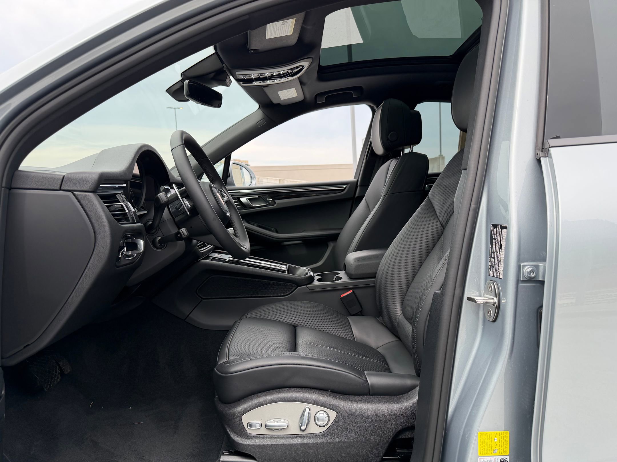 2026 Porsche Macan - Photo 25