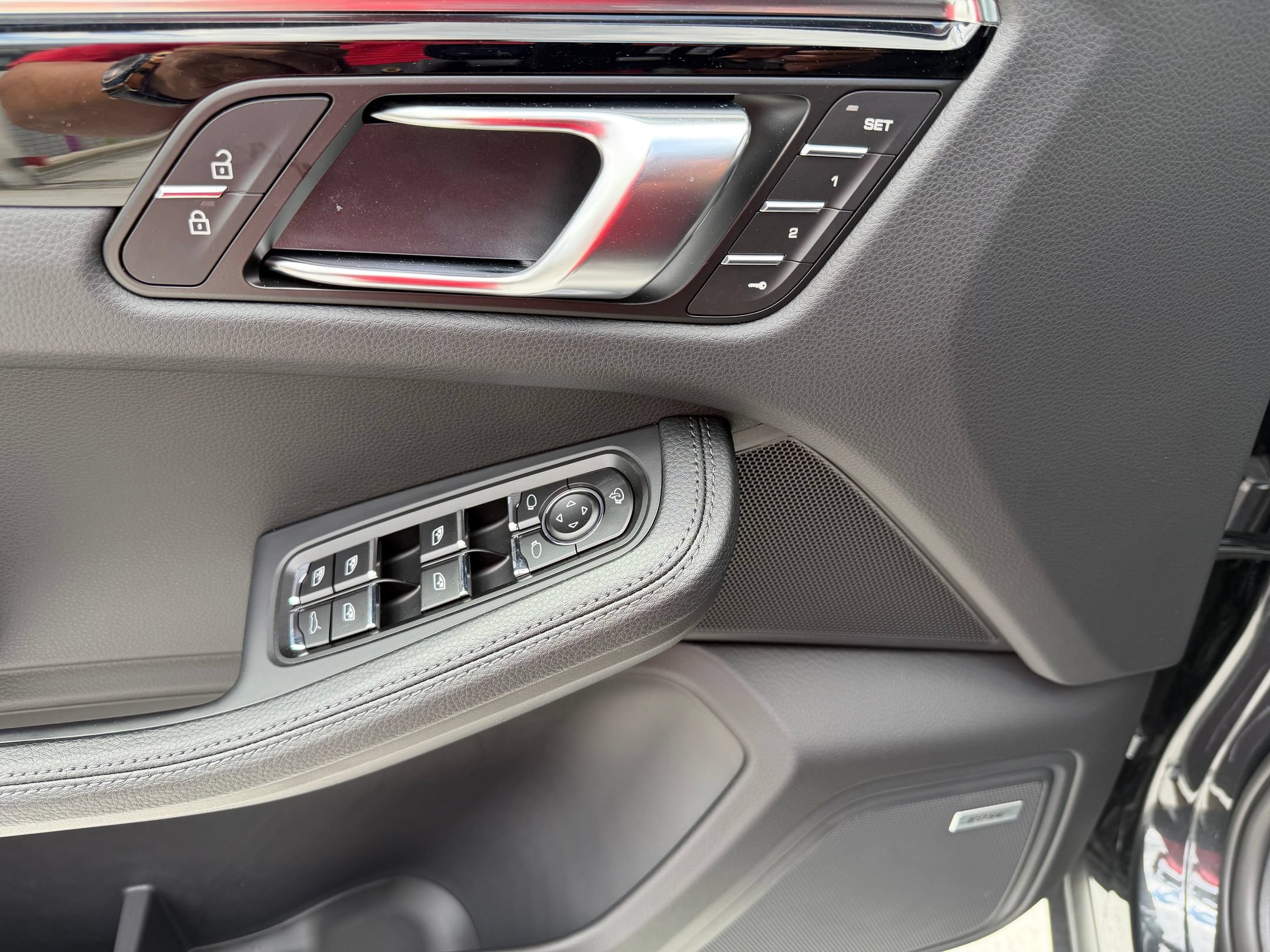 2026 Porsche Macan T - Photo 24
