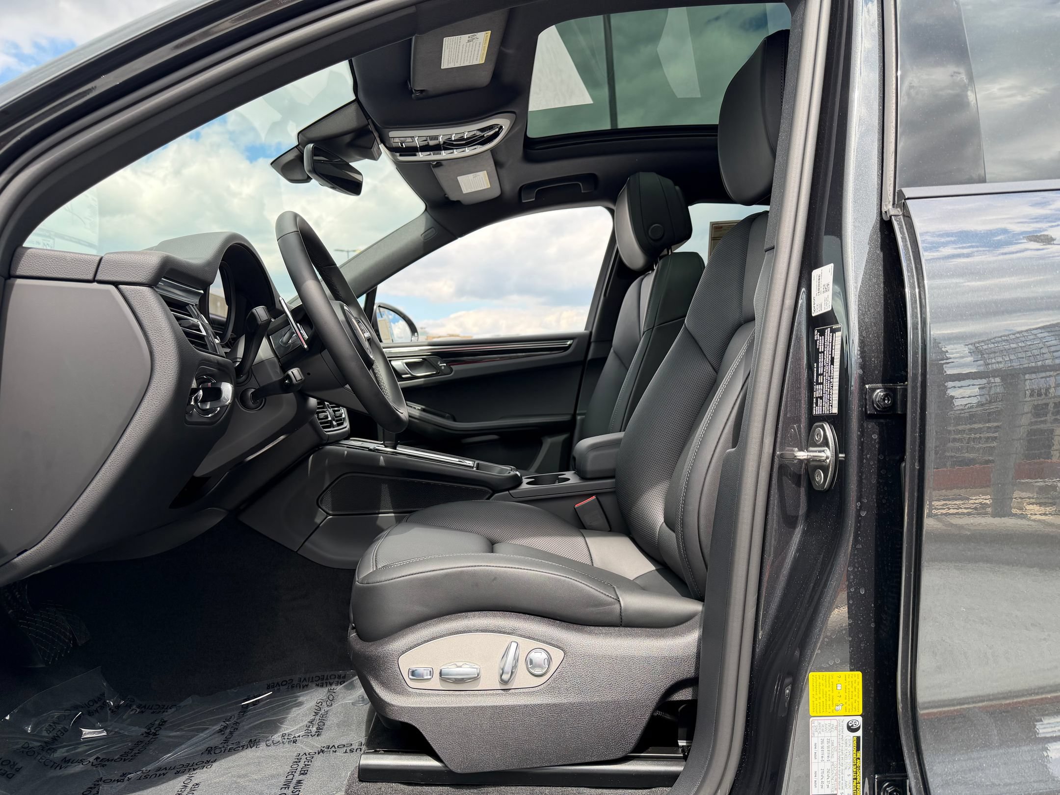 2026 Porsche Macan T - Photo 23