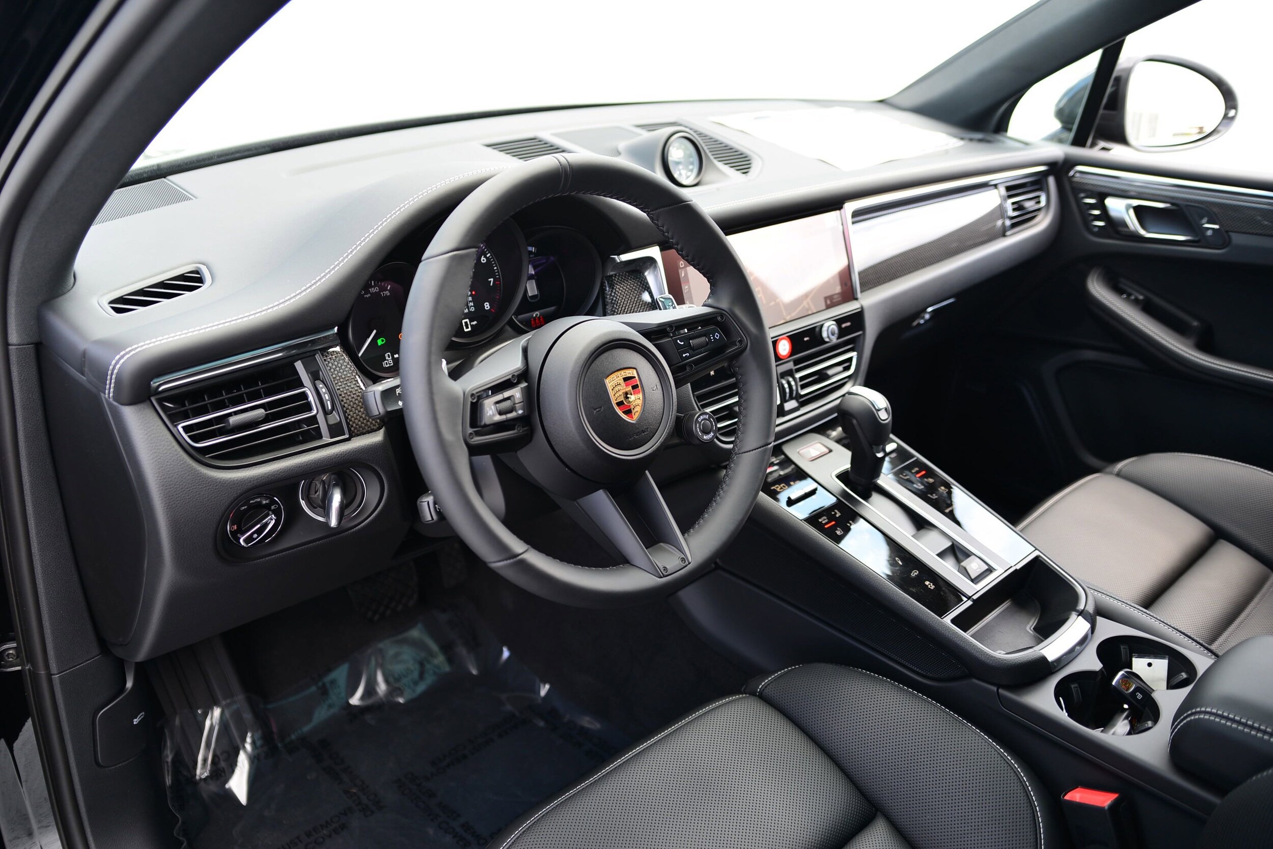 2025 Porsche Macan T photo 4