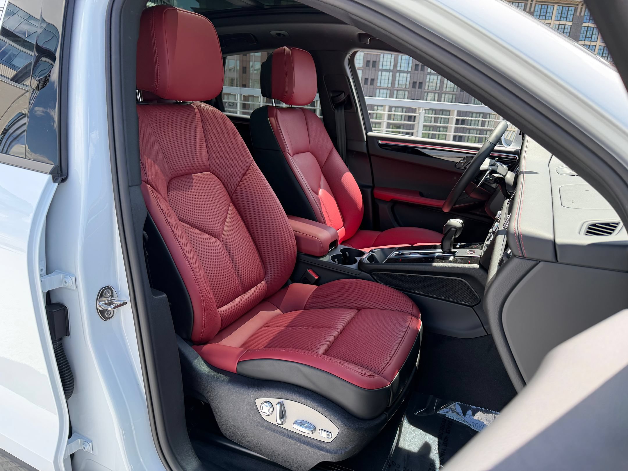 2026 Porsche Macan T - Photo 14