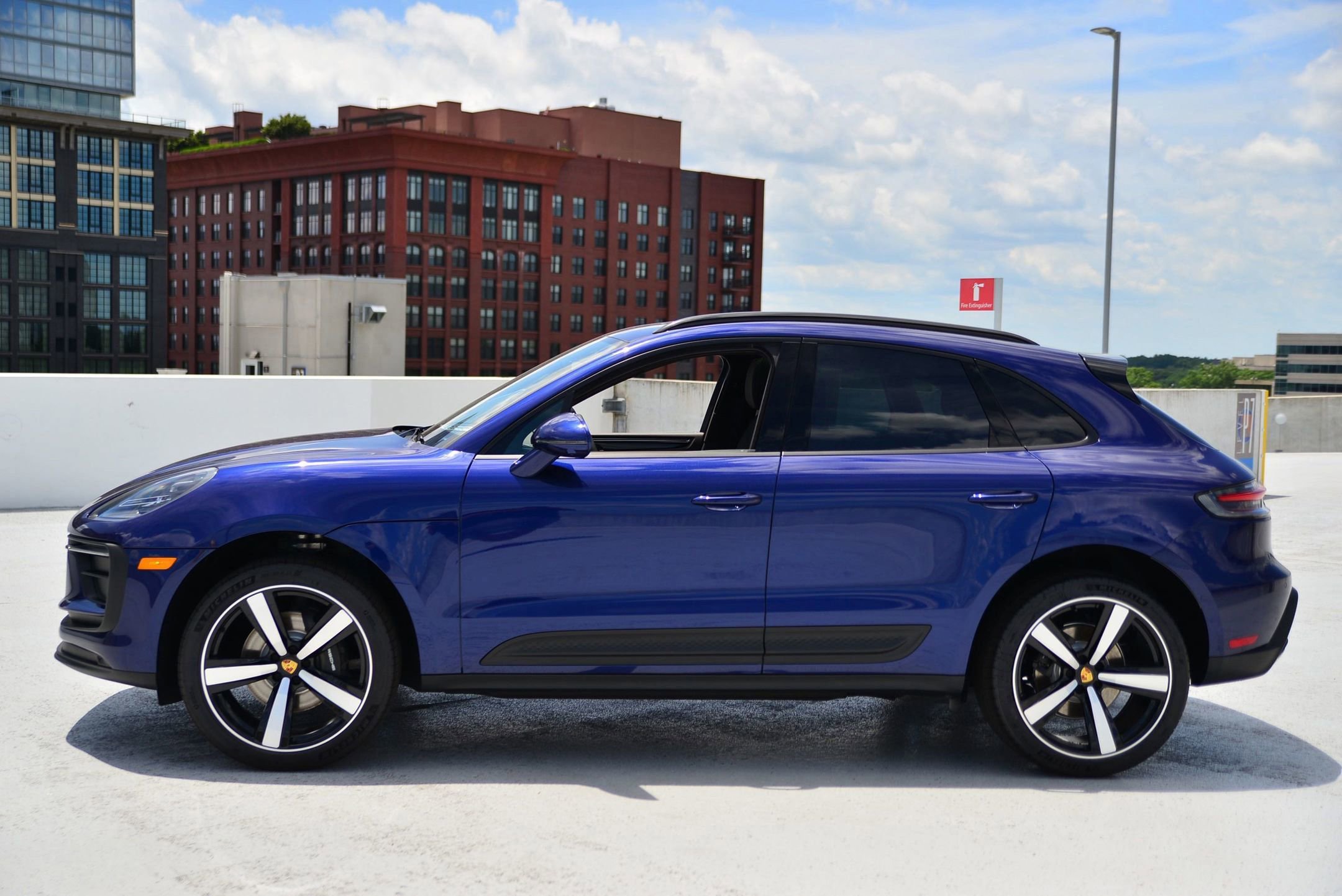 2025 Porsche Macan T photo 2
