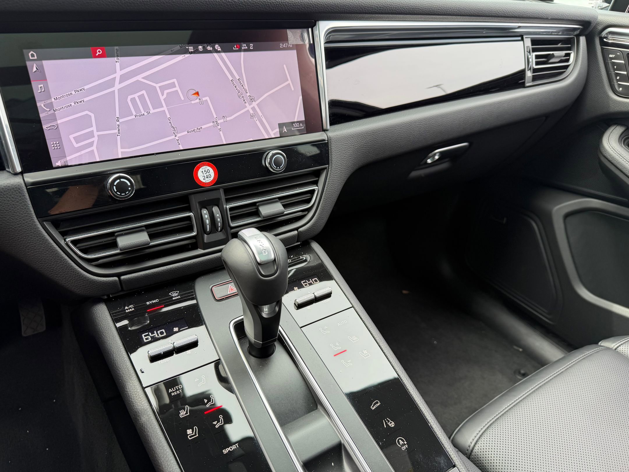 2026 Porsche Macan T - Photo 27