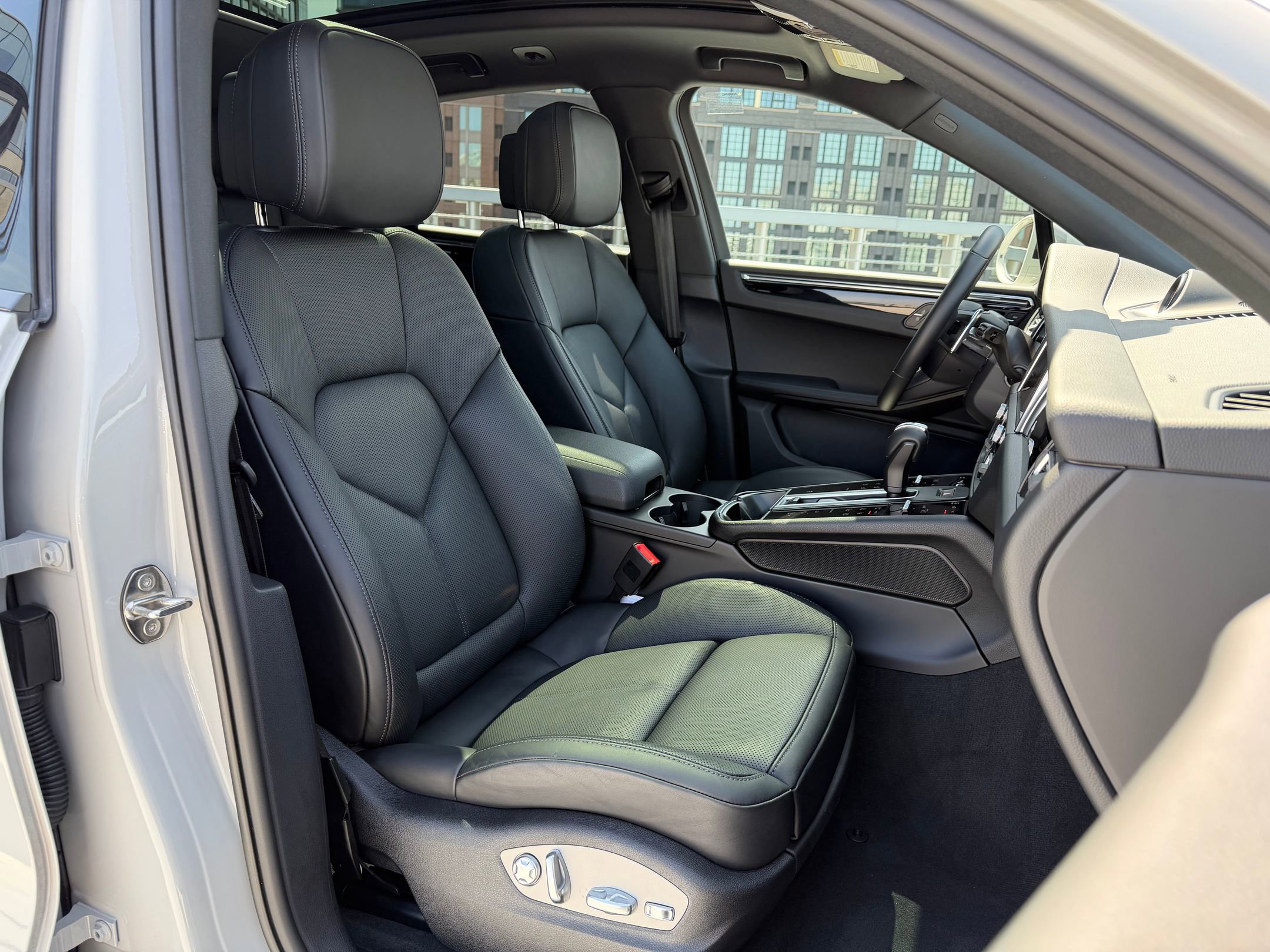 2026 Porsche Macan - Photo 14