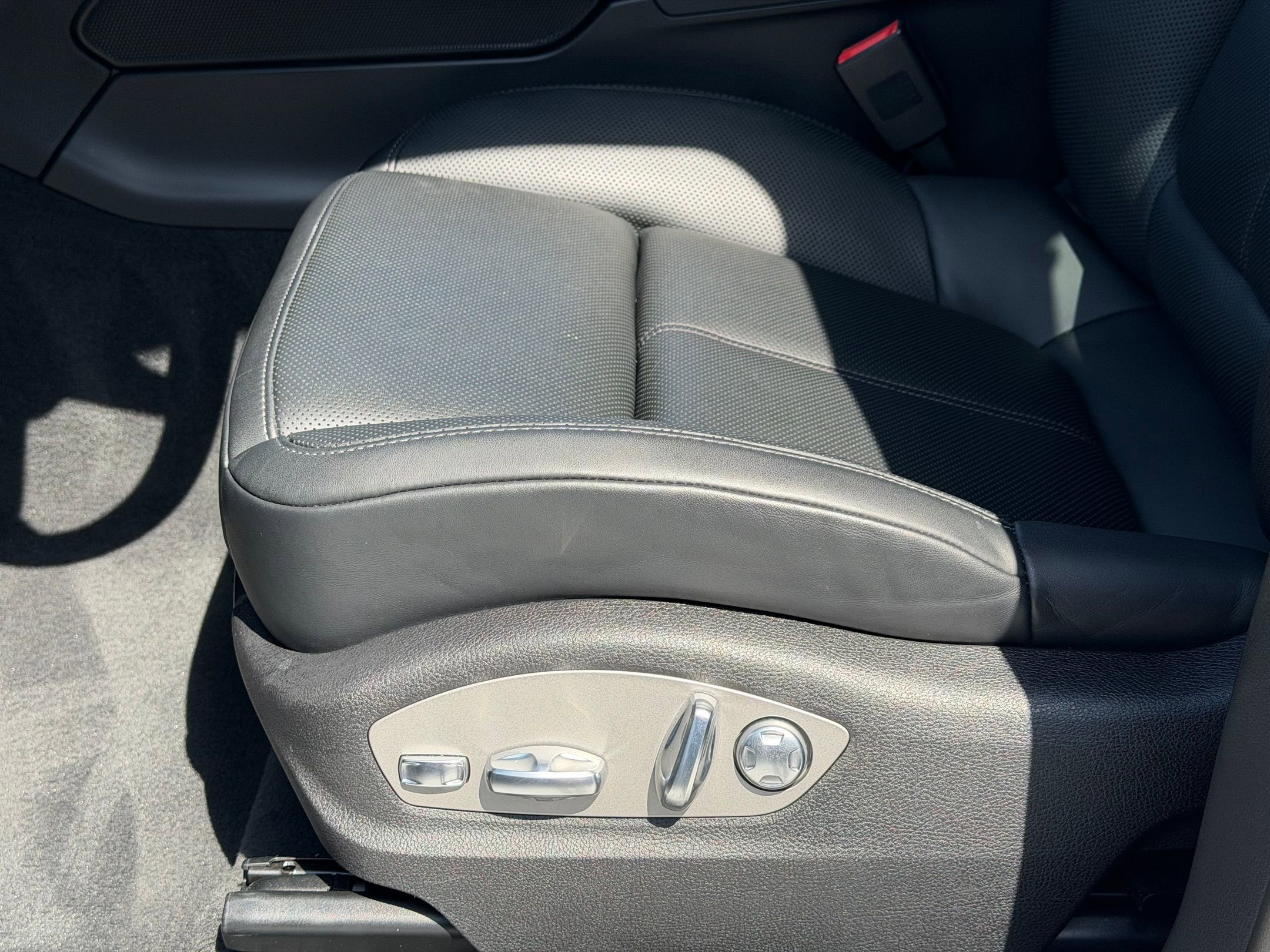 2026 Porsche Macan - Photo 26