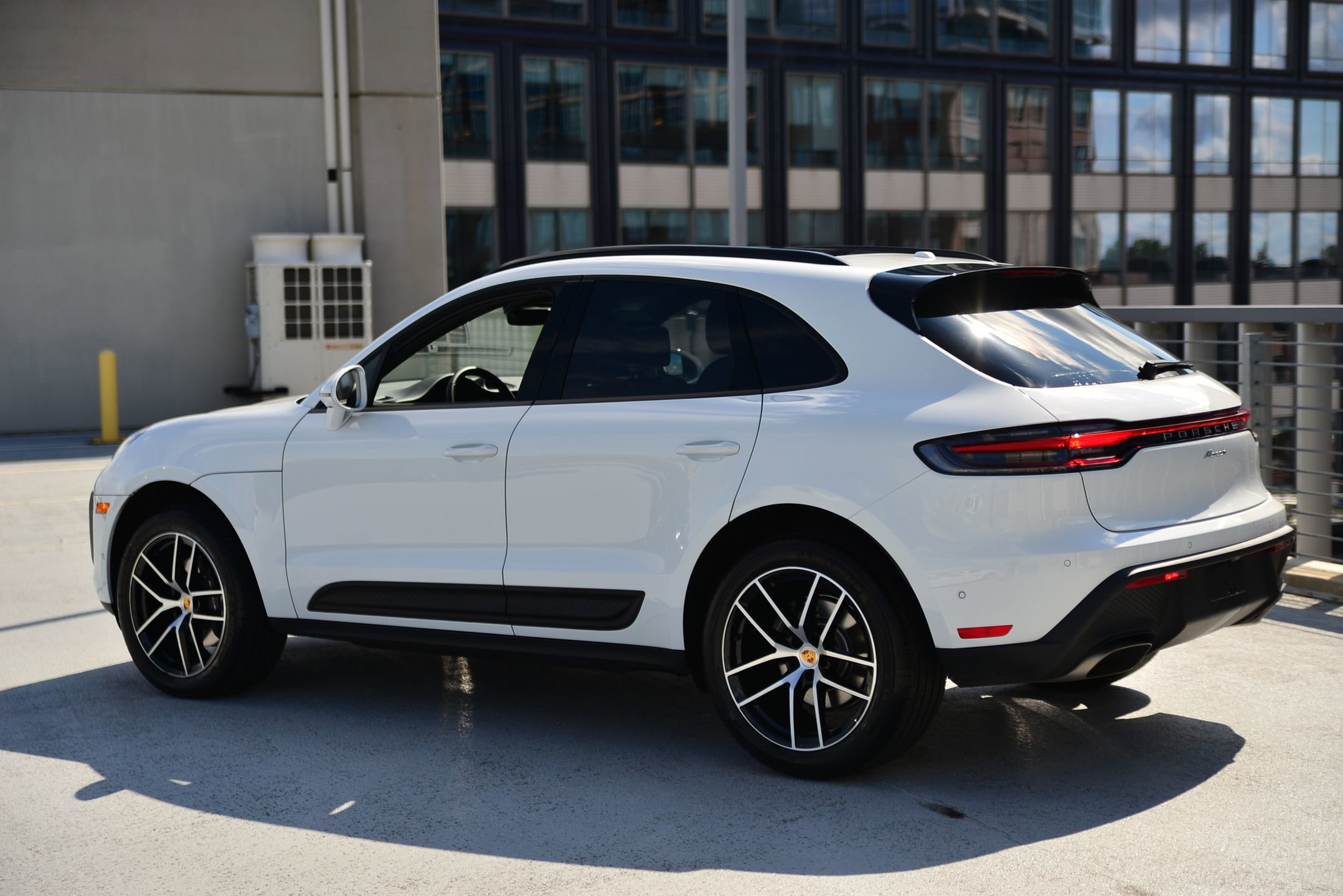 2025 Porsche Macan photo 2