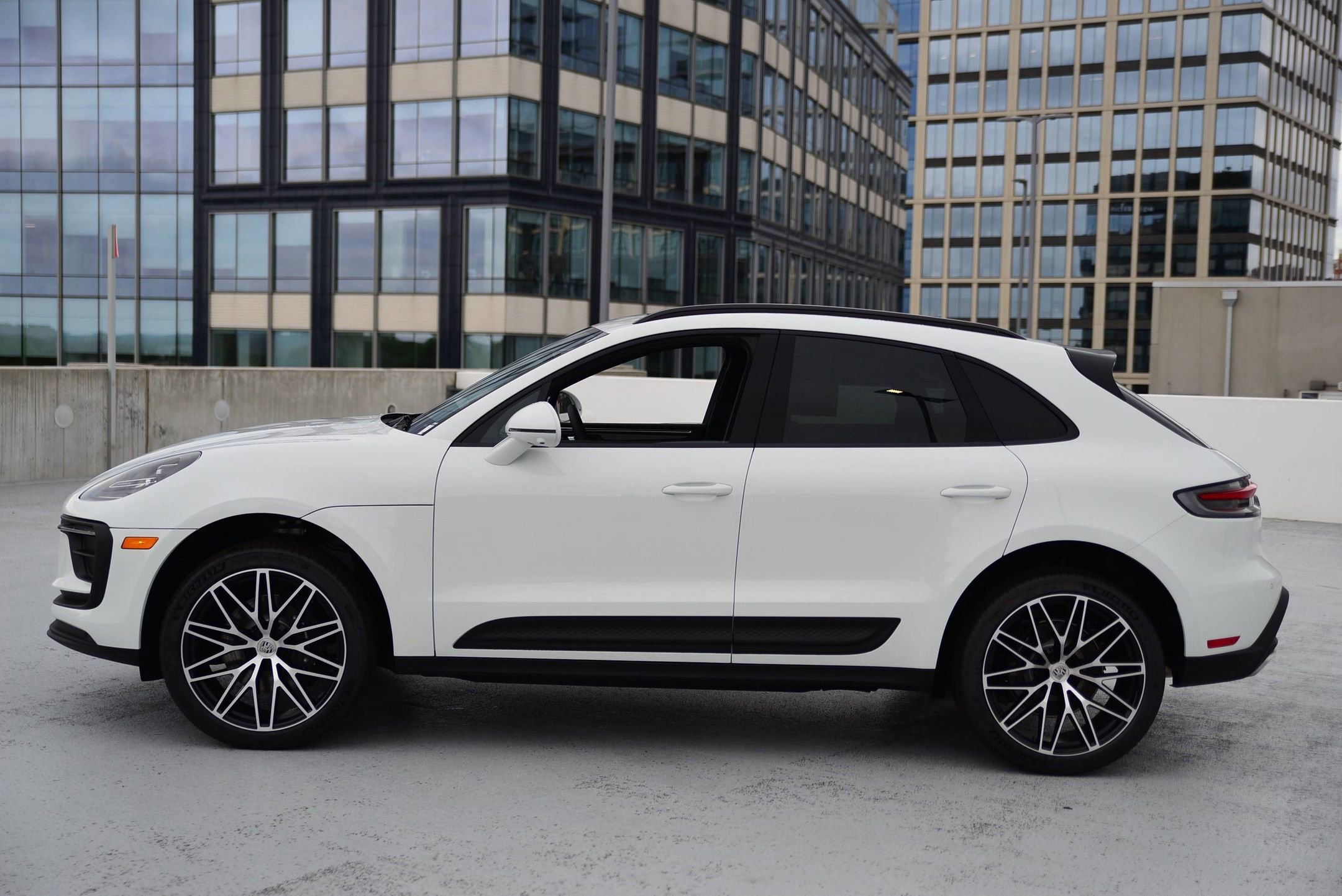 2025 Porsche Macan T photo 2