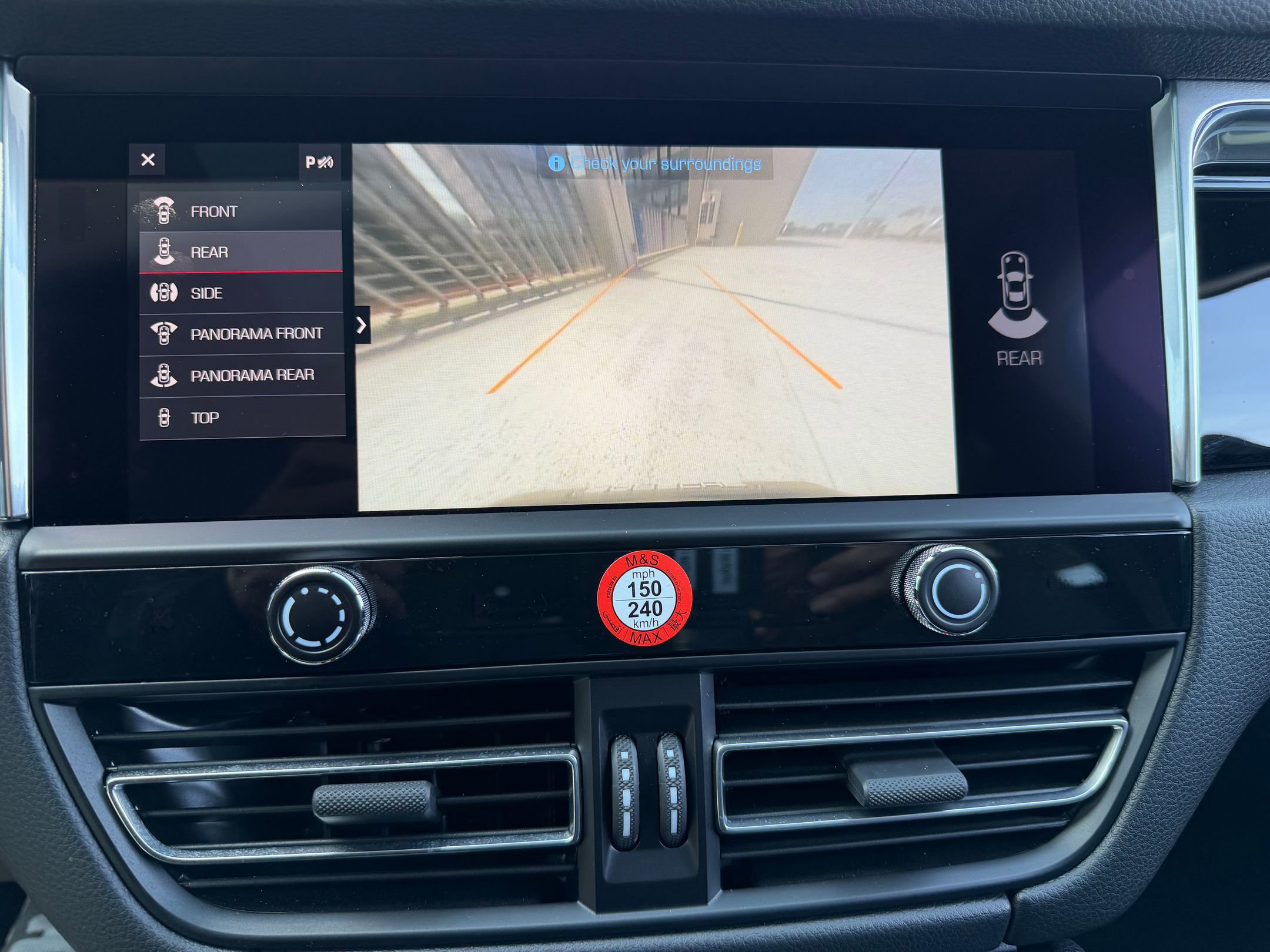 2026 Porsche Macan - Photo 31