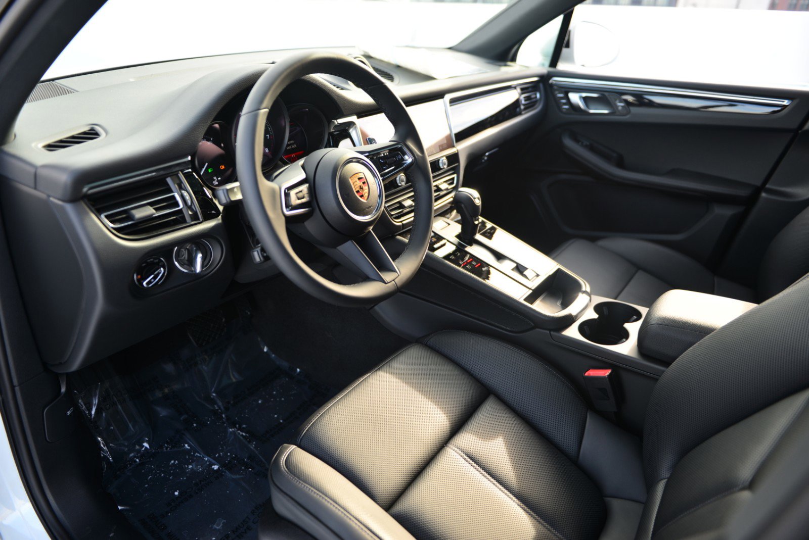 2025 Porsche Macan photo 4