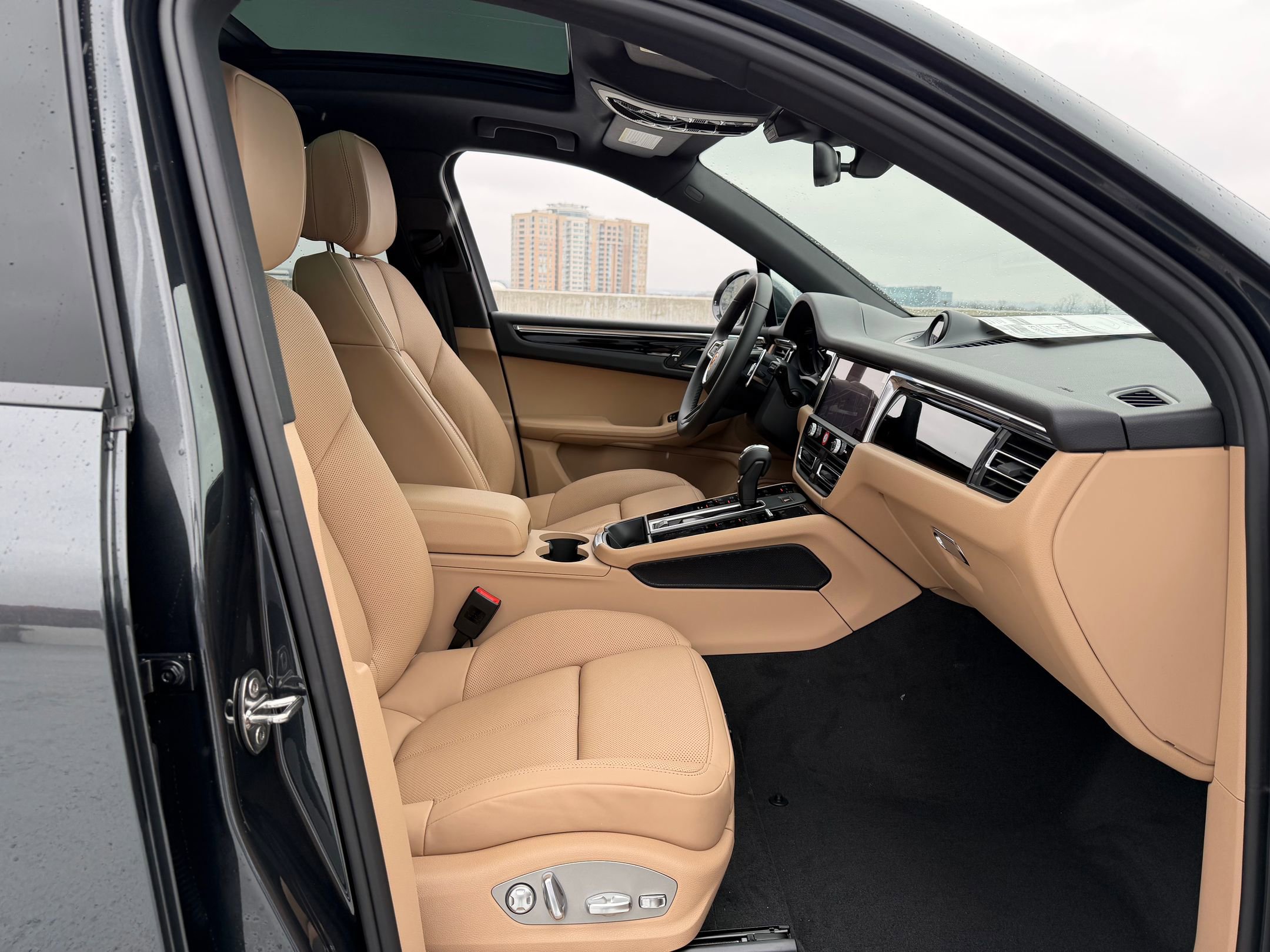 2026 Porsche Macan T - Photo 15