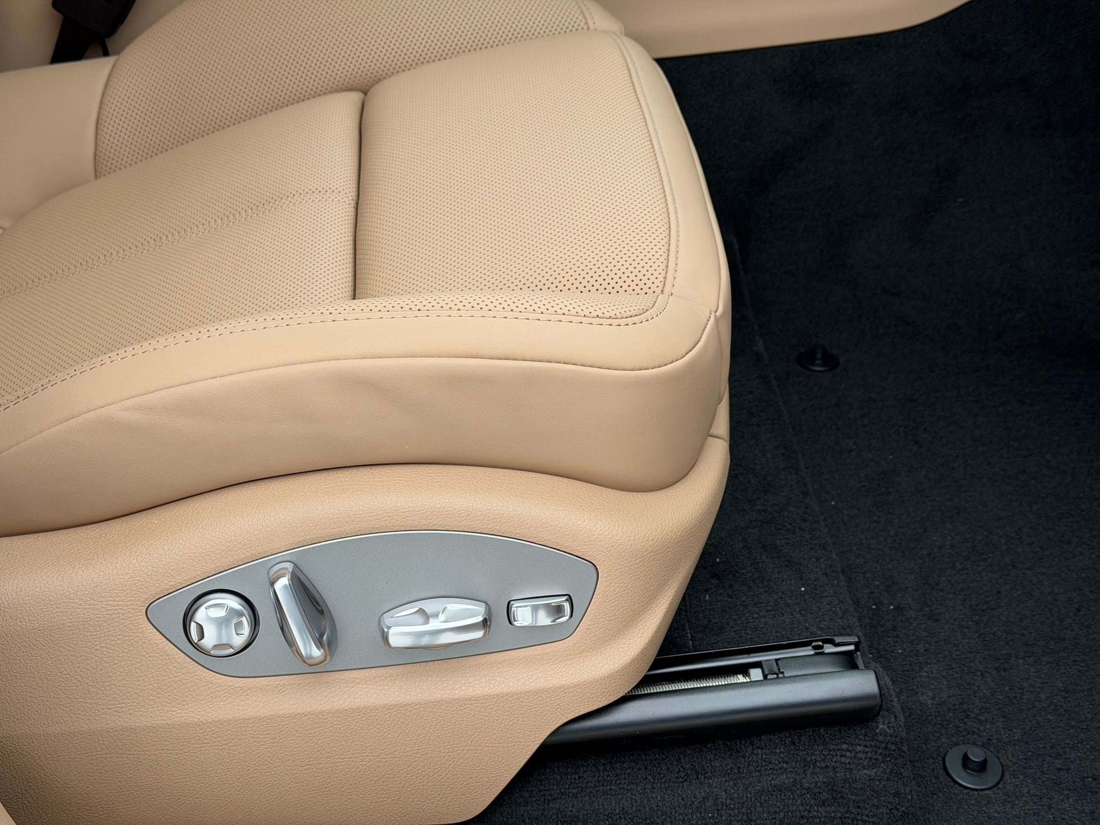 2026 Porsche Macan T - Photo 16