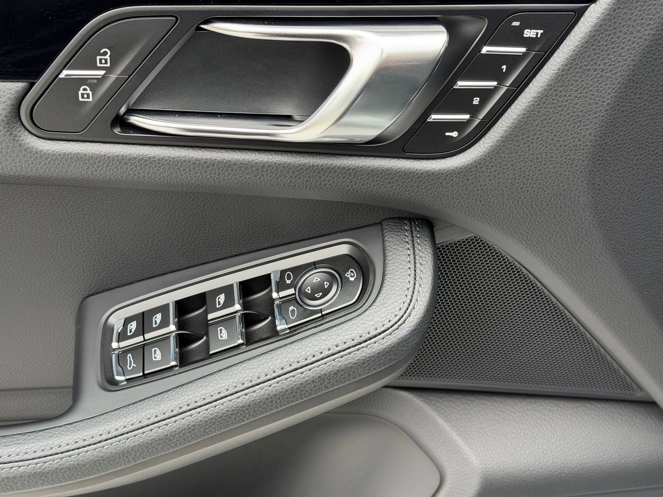 2026 Porsche Macan - Photo 27