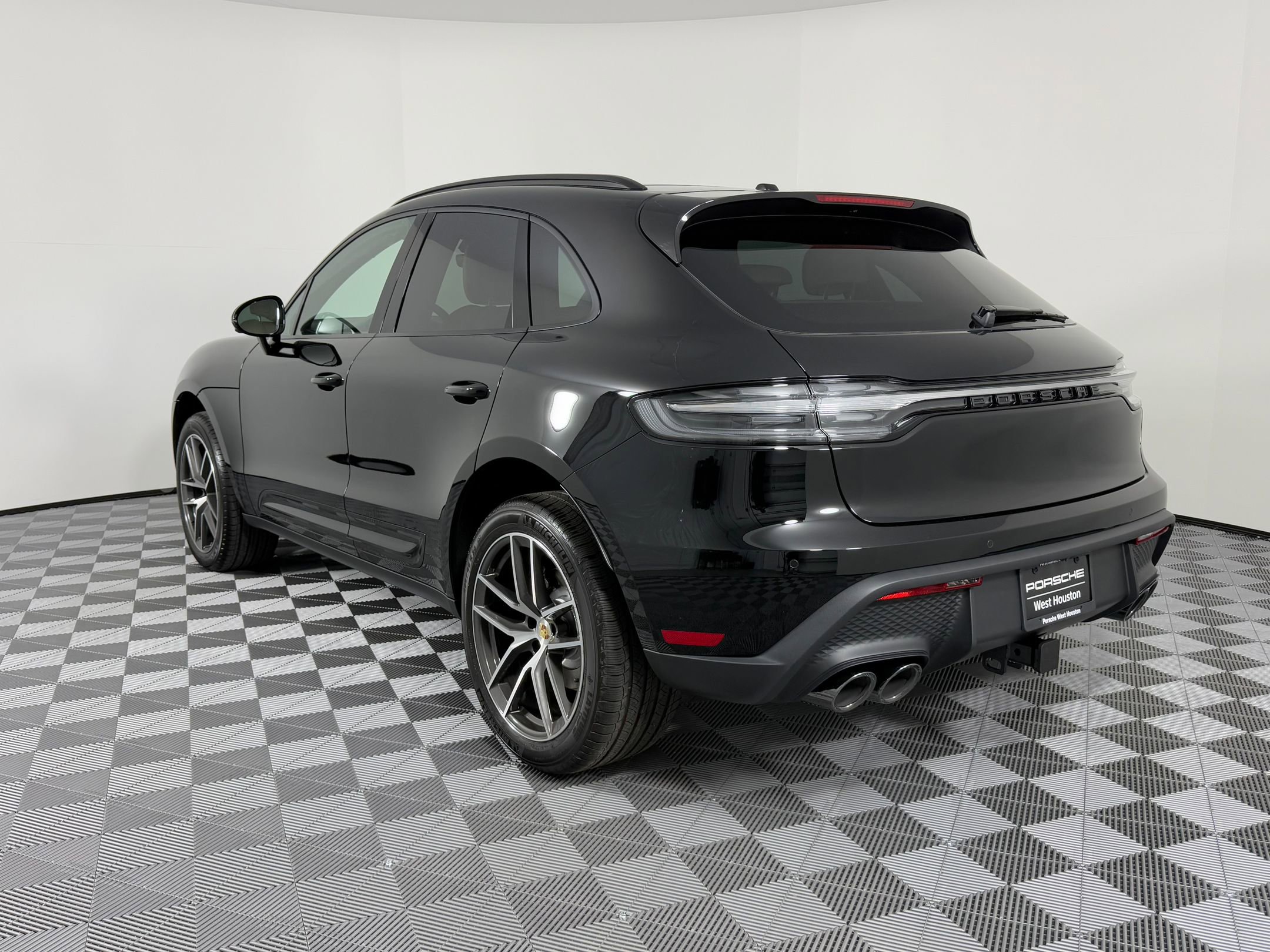 2026 Porsche Macan T photo 2
