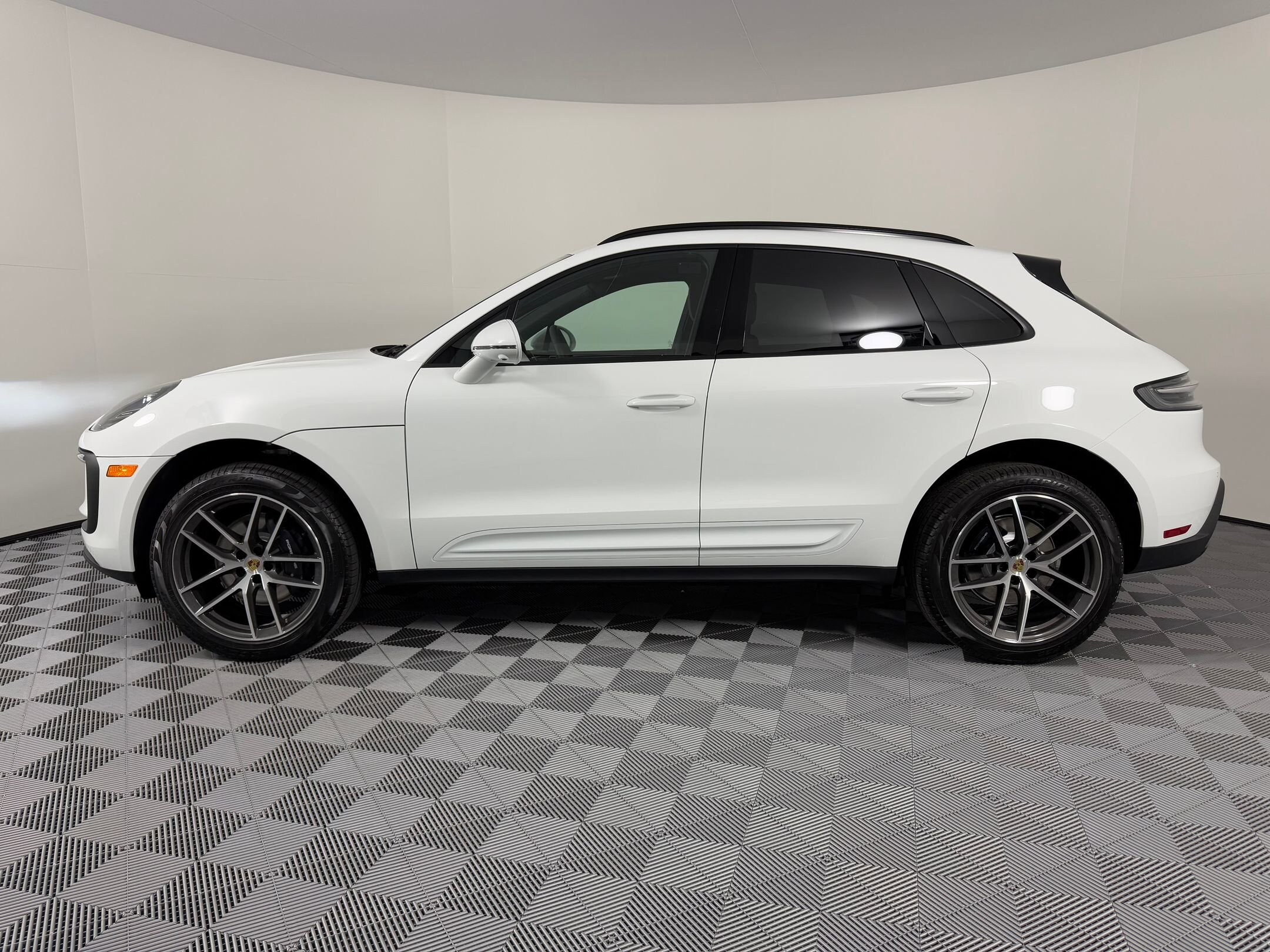 2026 Porsche Macan T photo 2
