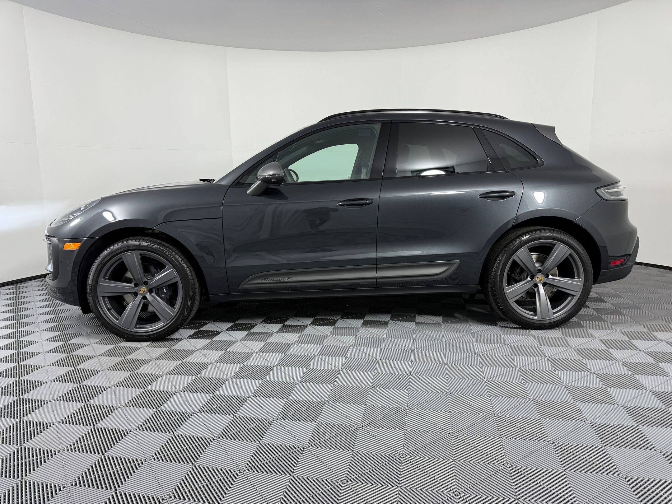 2026 Porsche Macan T photo 2