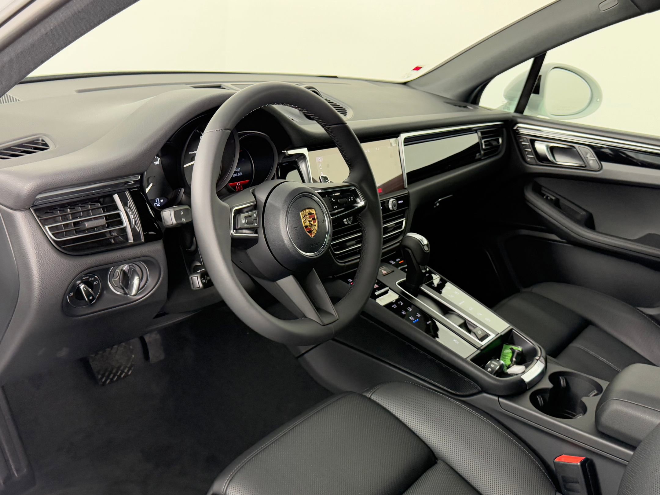 2026 Porsche Macan T photo 4