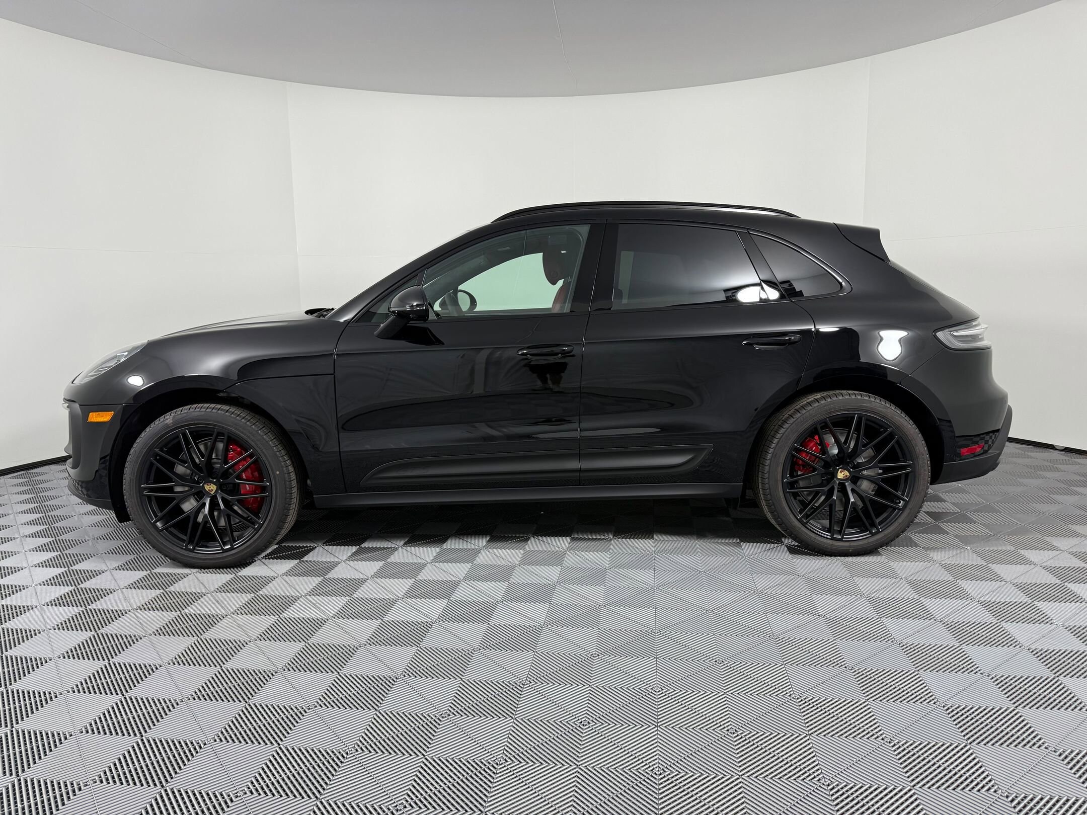 2026 Porsche Macan GTS photo 2