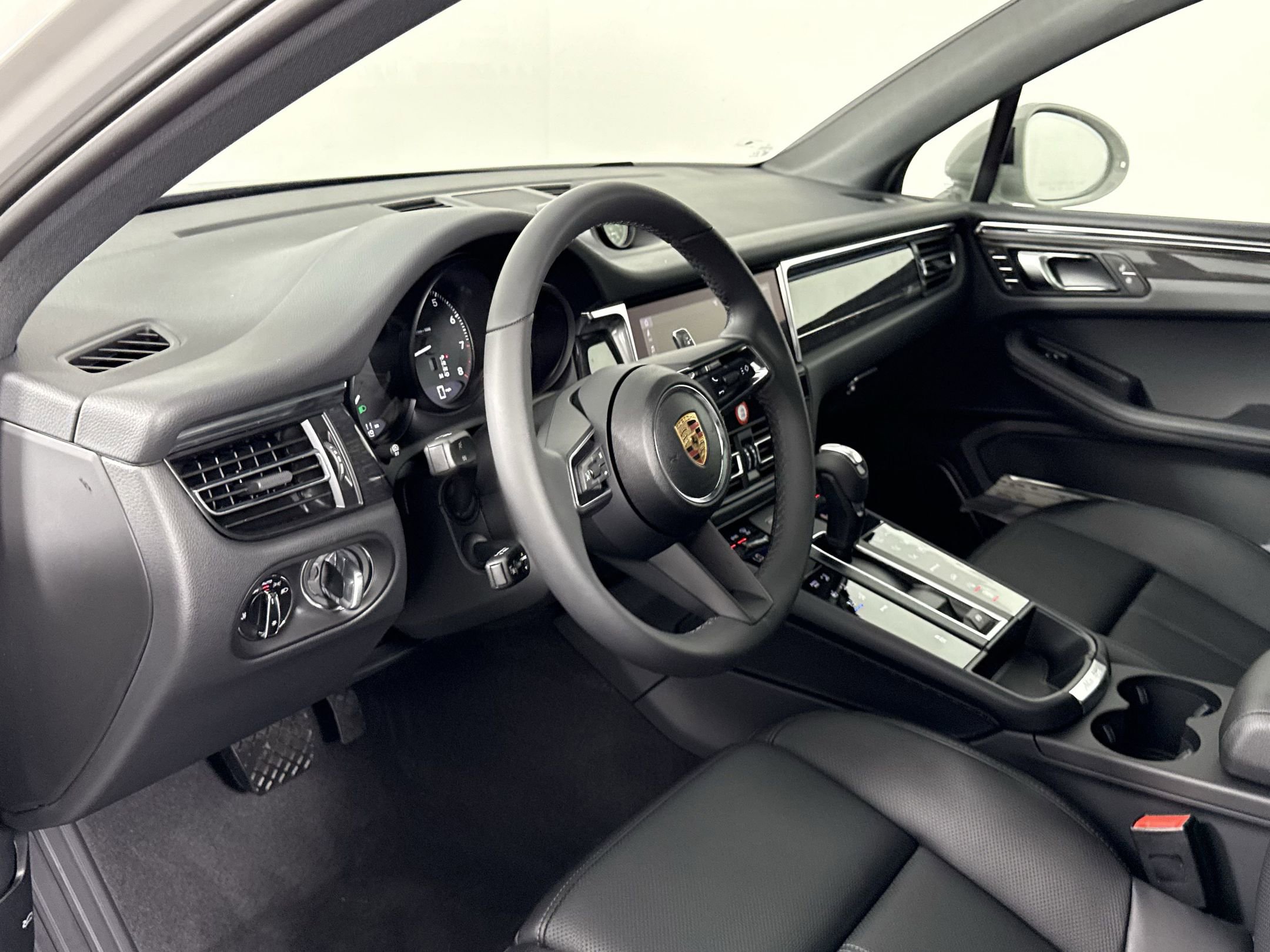 2025 Porsche Macan T photo 4