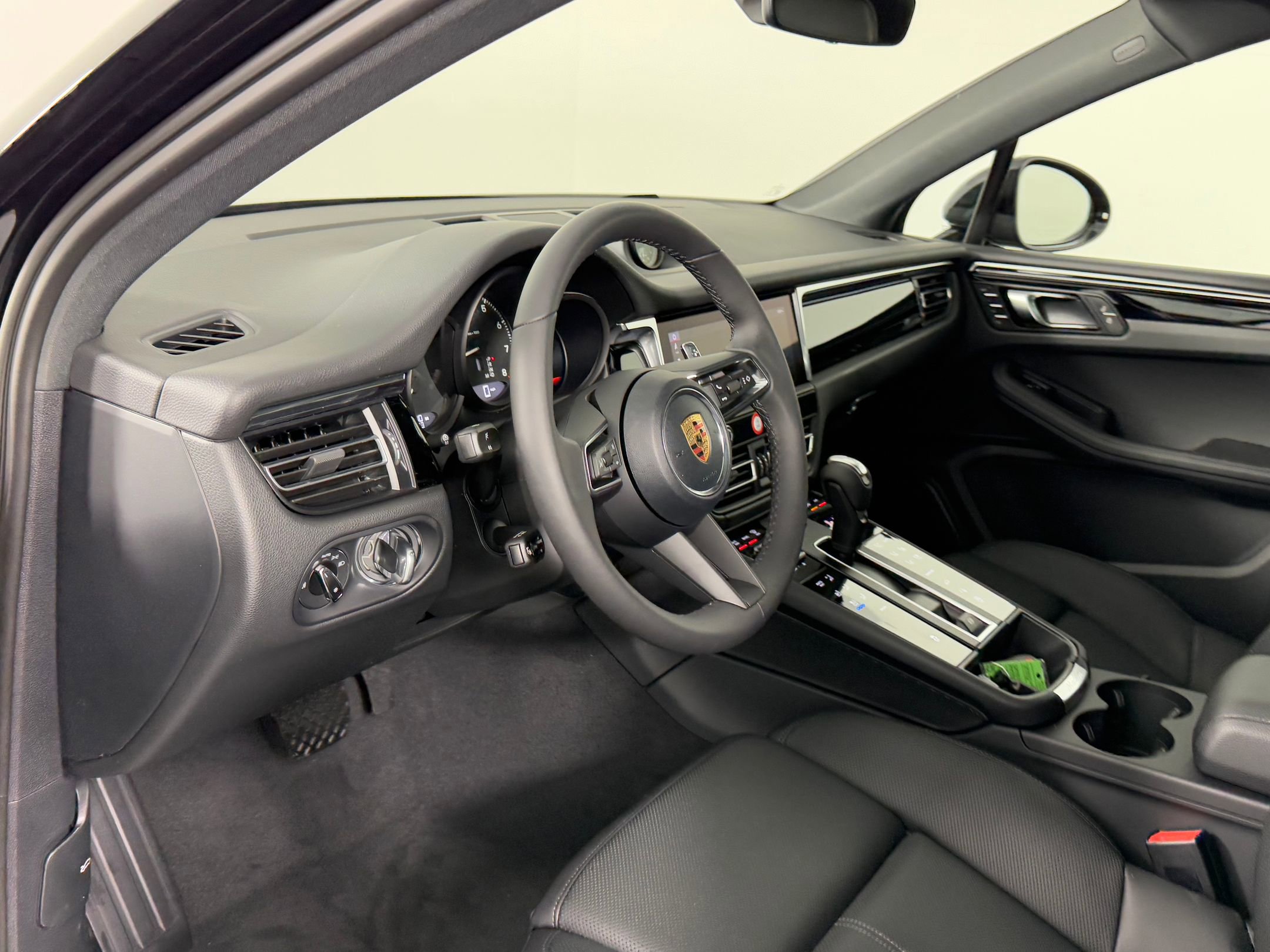 2026 Porsche Macan T photo 4