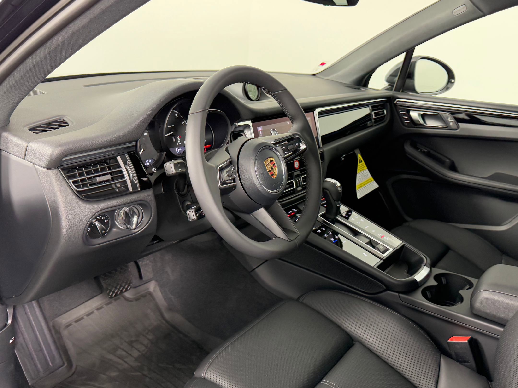 2026 Porsche Macan T photo 4
