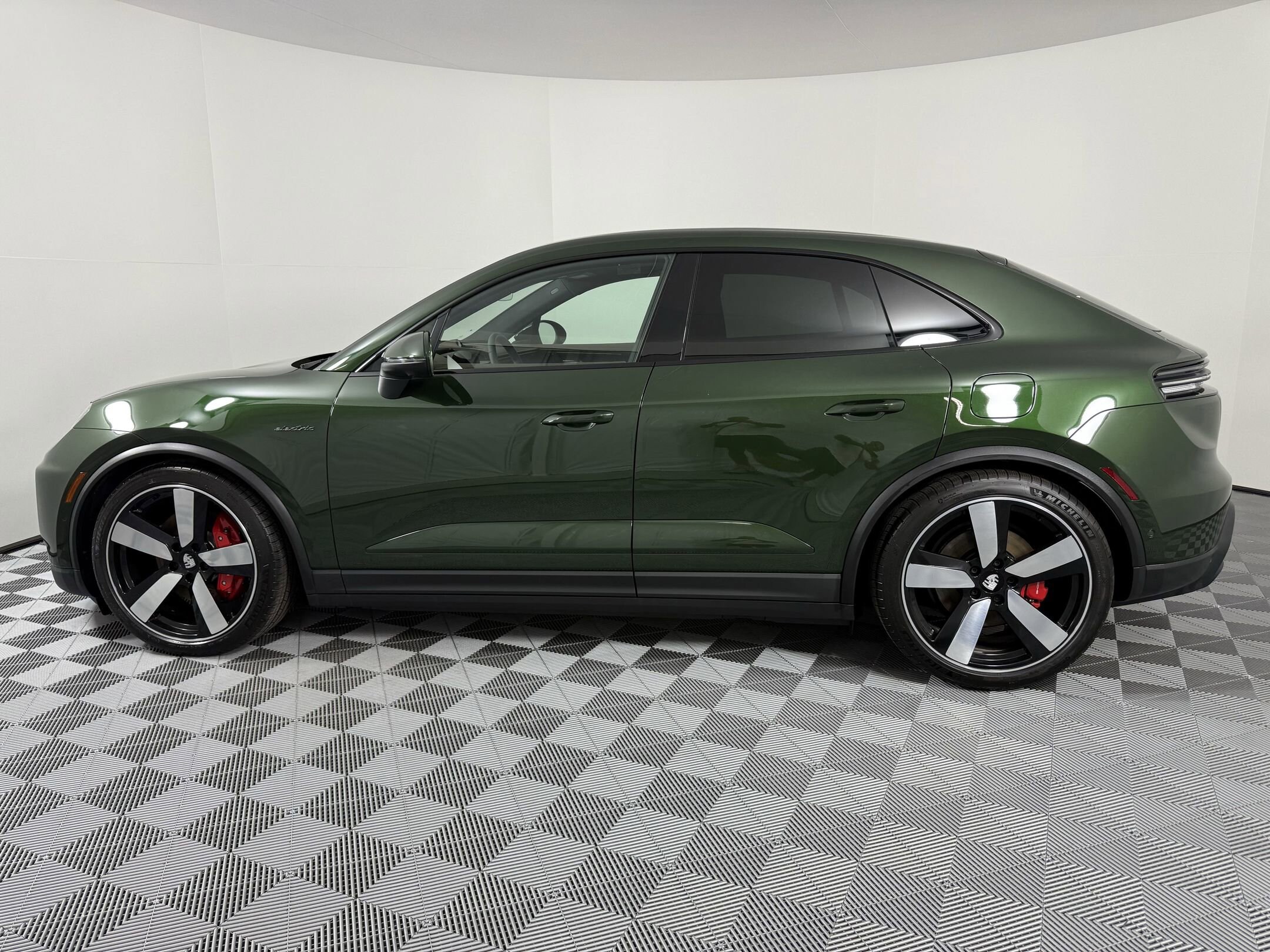 2025 Porsche Macan Electric photo 2