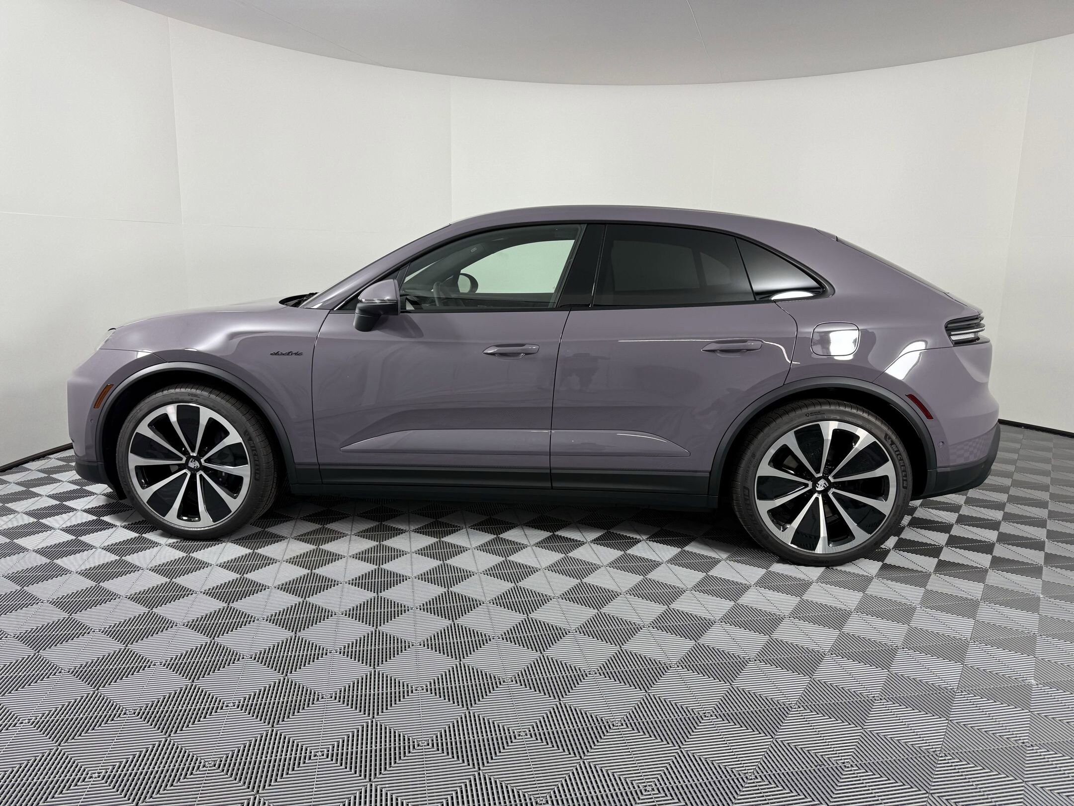 2025 Porsche Macan Electric 4 photo 2