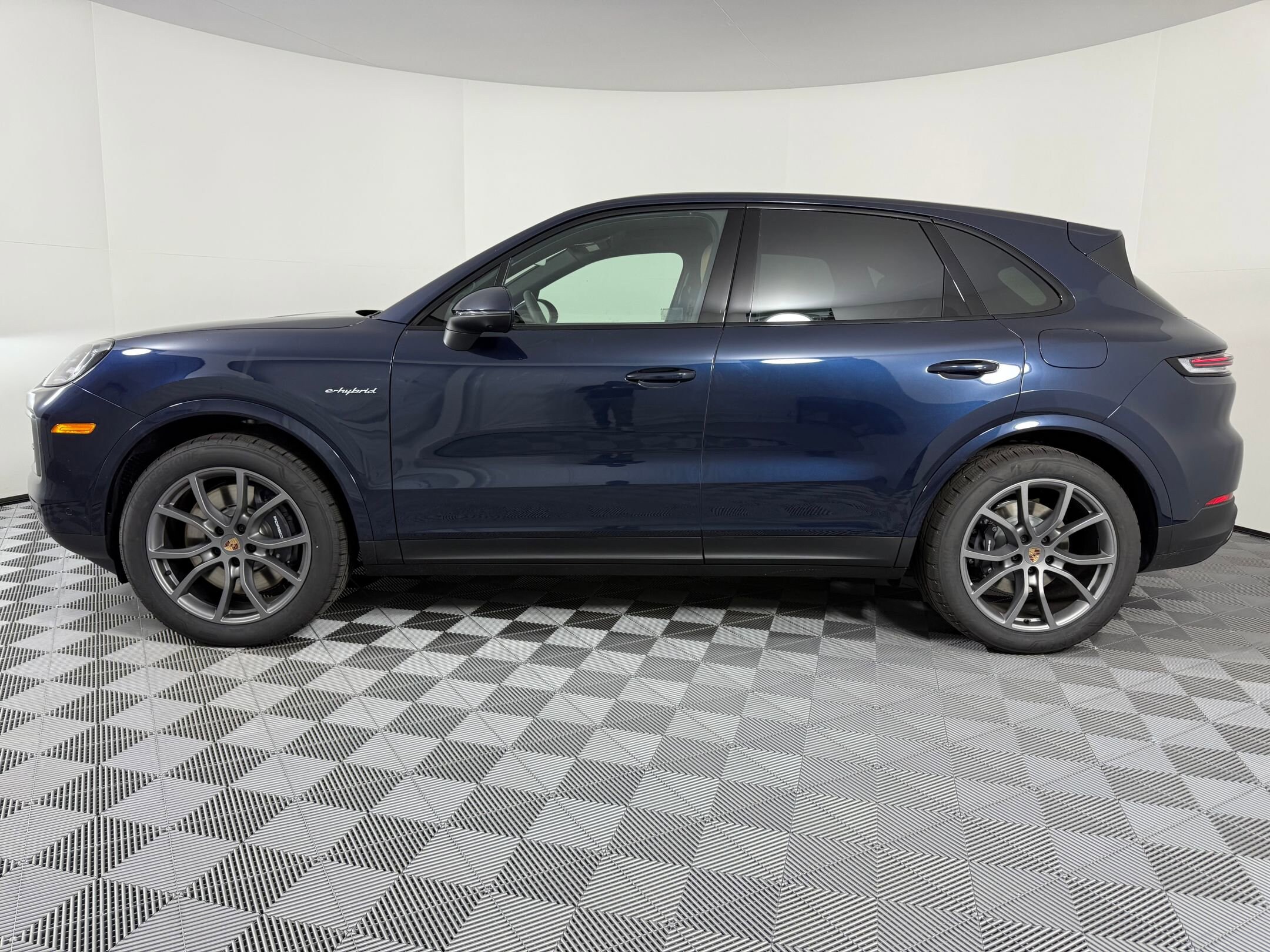 2026 Porsche Cayenne E-Hybrid photo 2