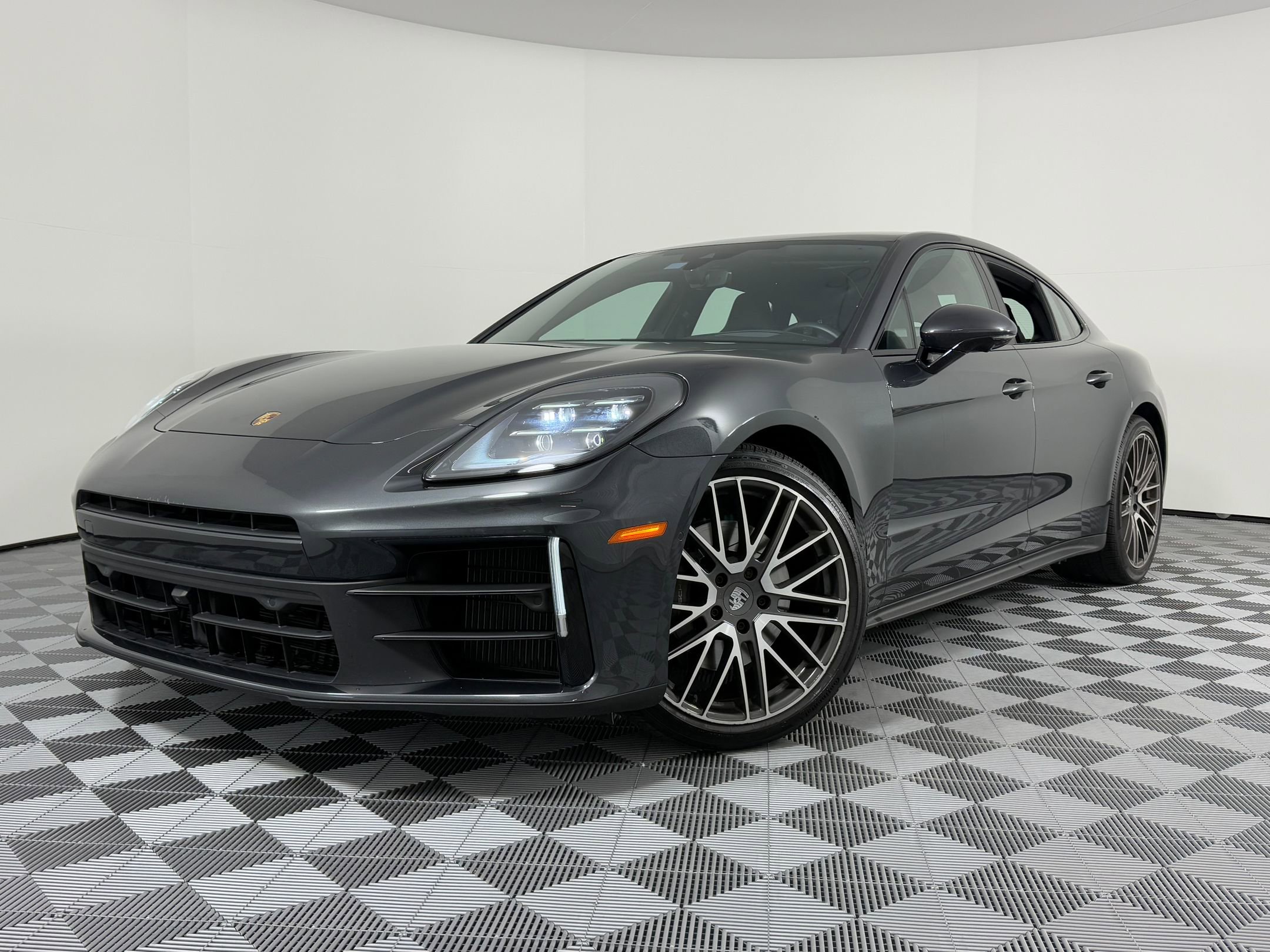 2024 Porsche Panamera Base's photo