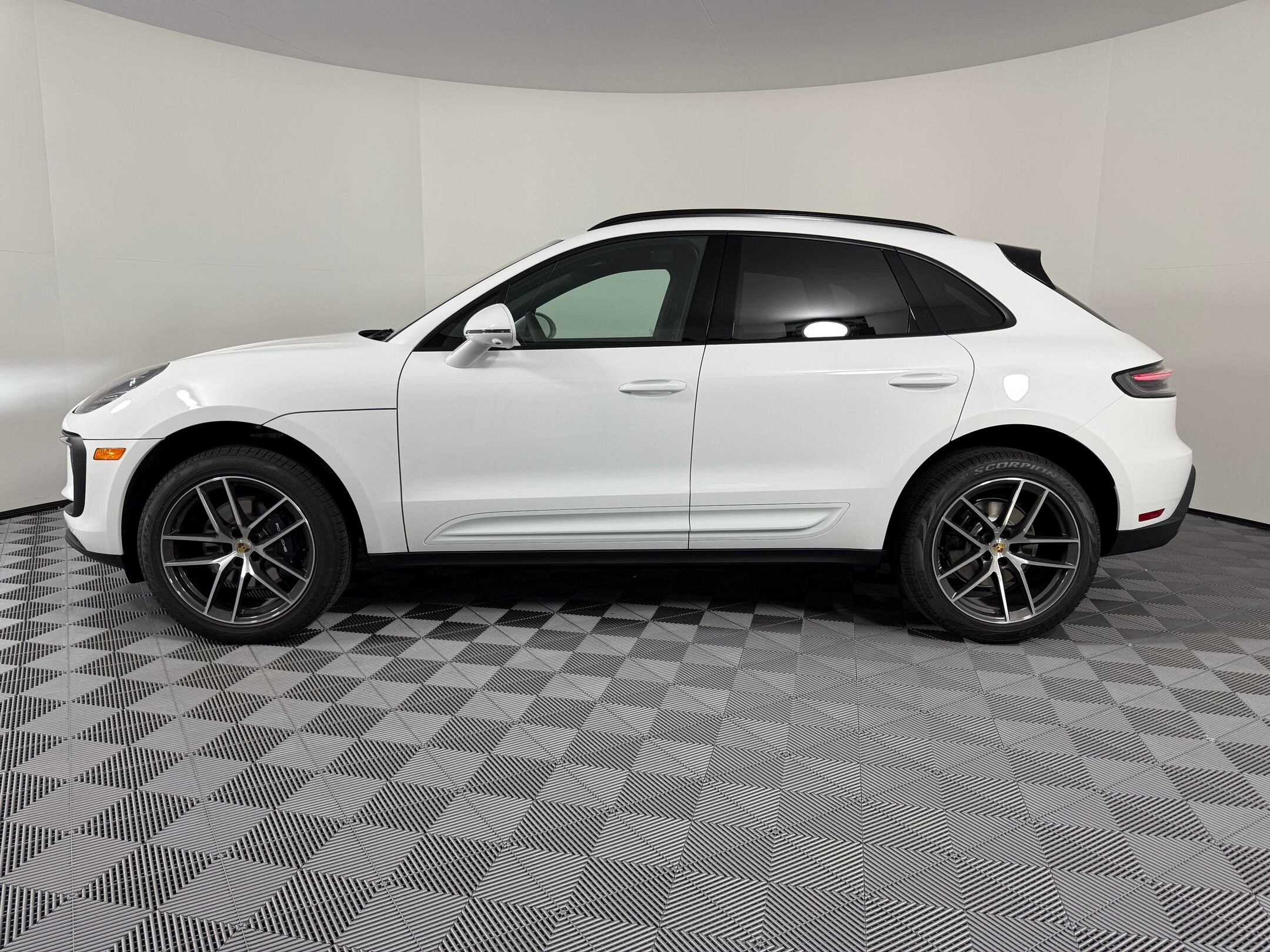 2026 Porsche Macan T photo 2