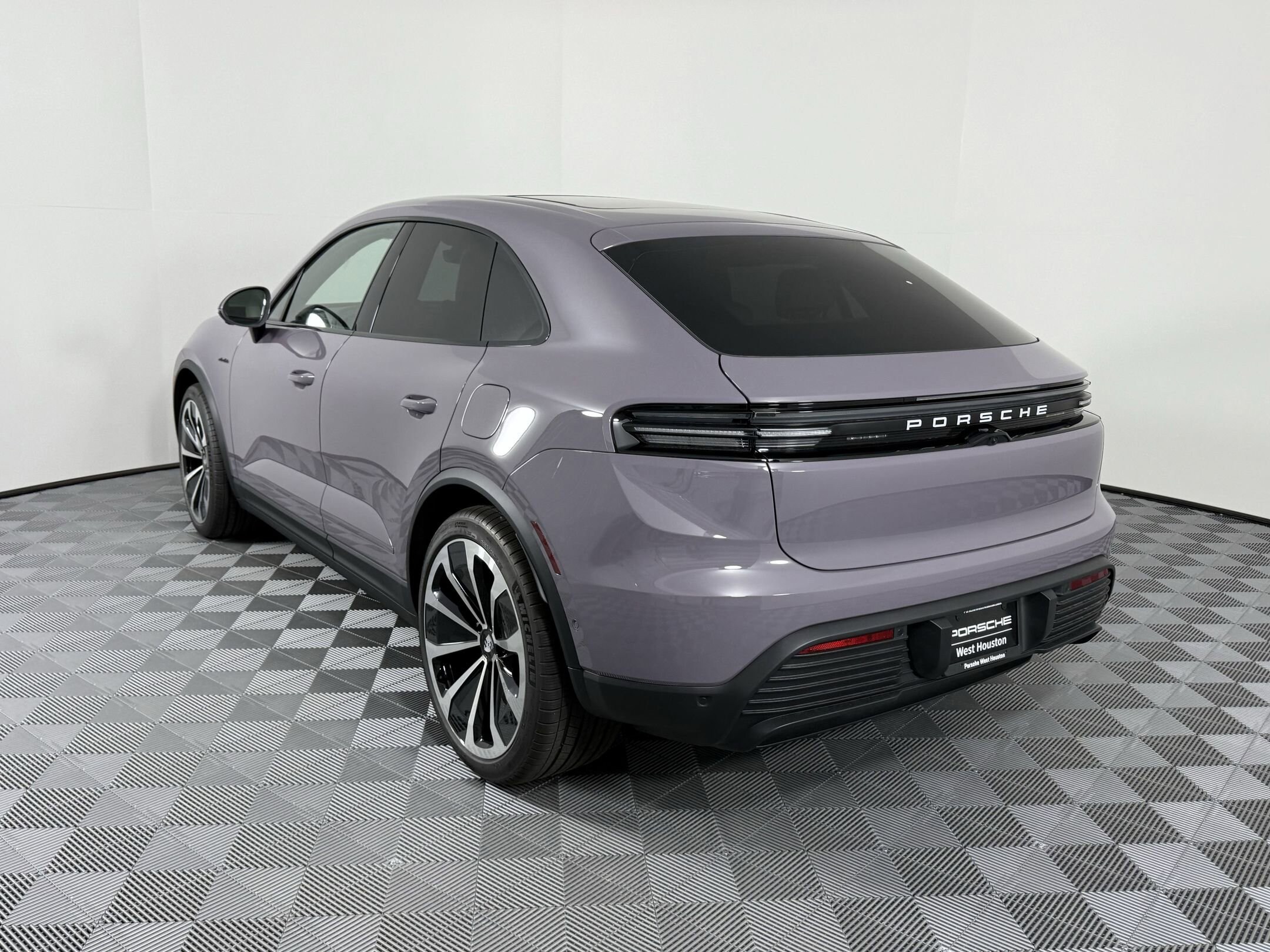 2025 Porsche Macan Electric 4 photo 3