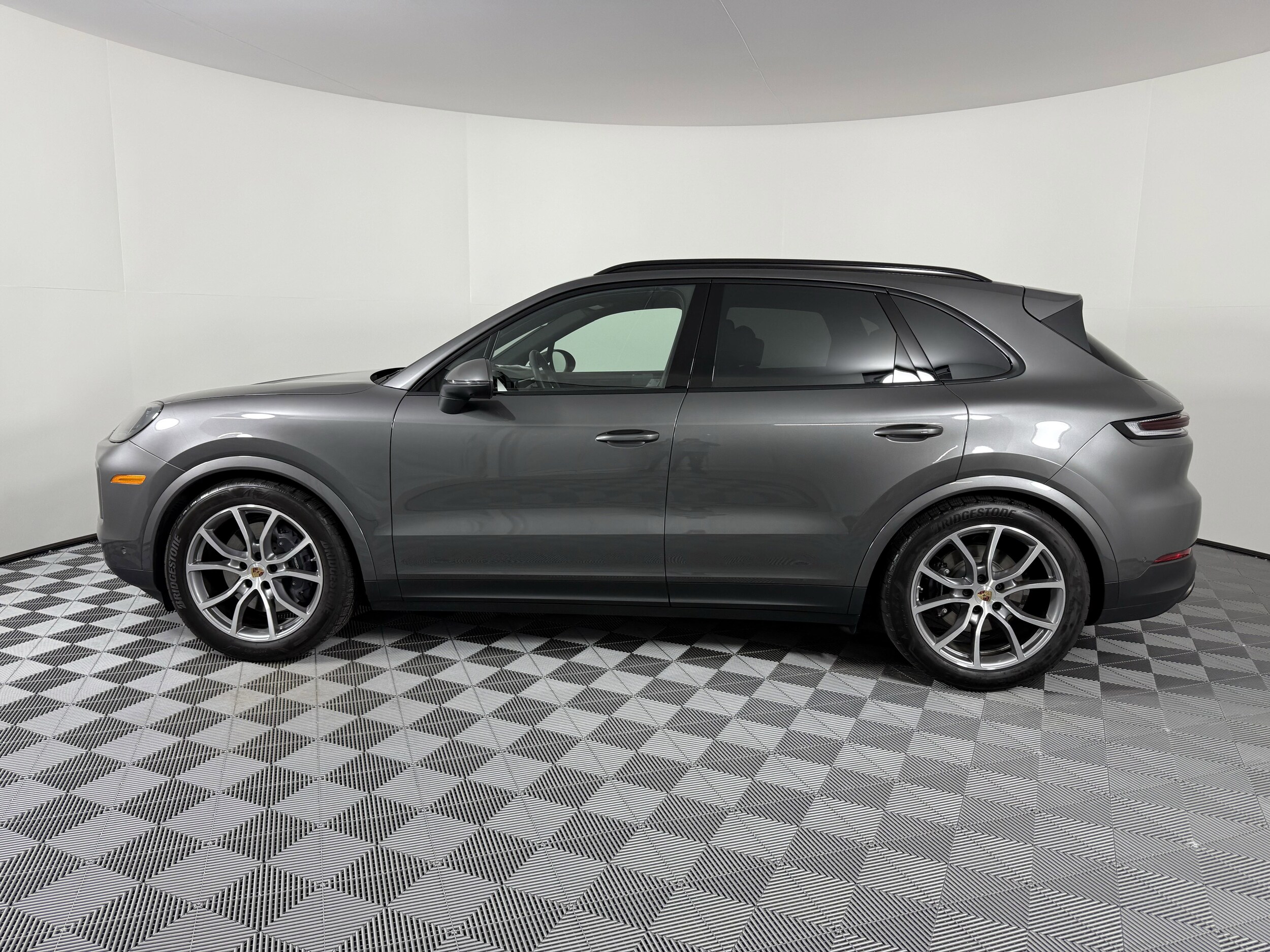 2025 Porsche Cayenne photo 2