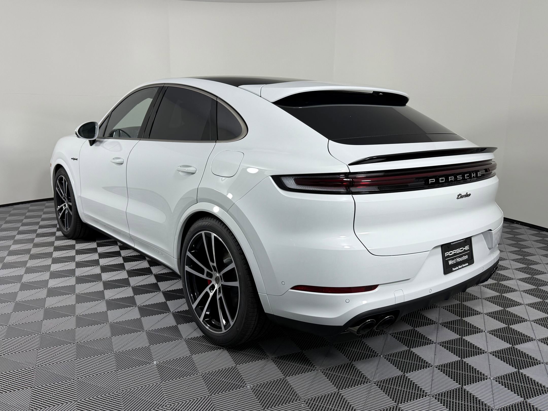 2026 Porsche Cayenne Turbo E-Hybrid photo 3