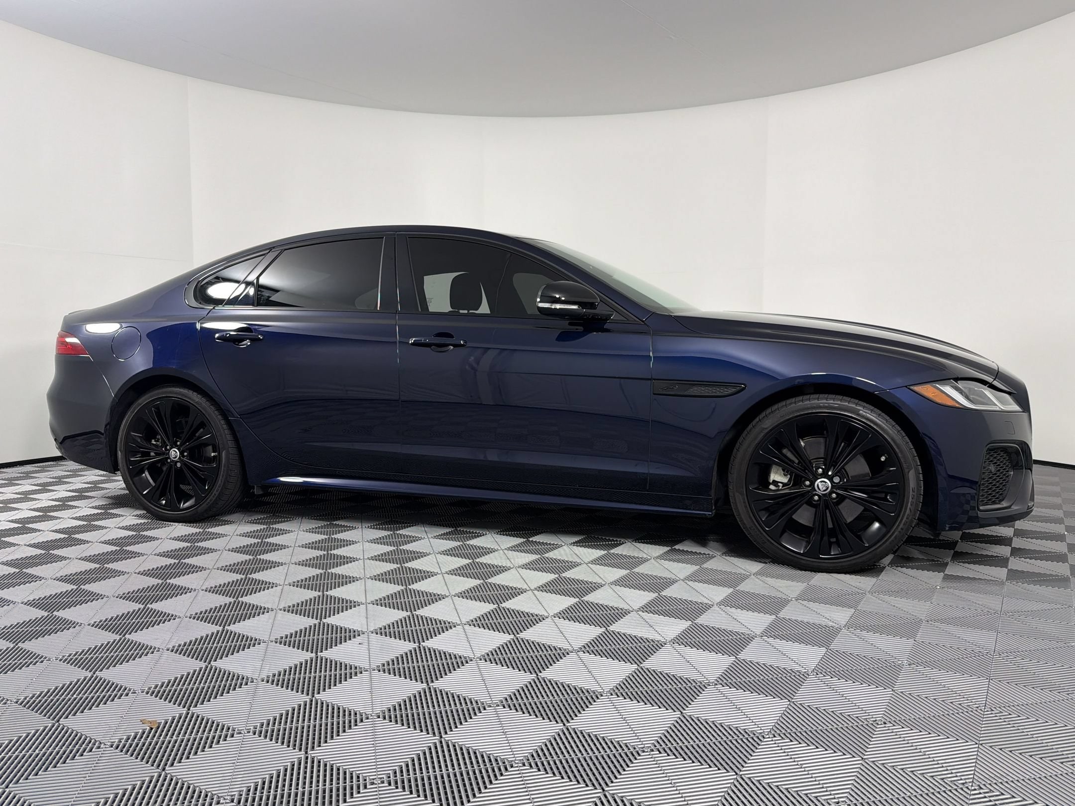 XF R-Dynamic SE Sedan