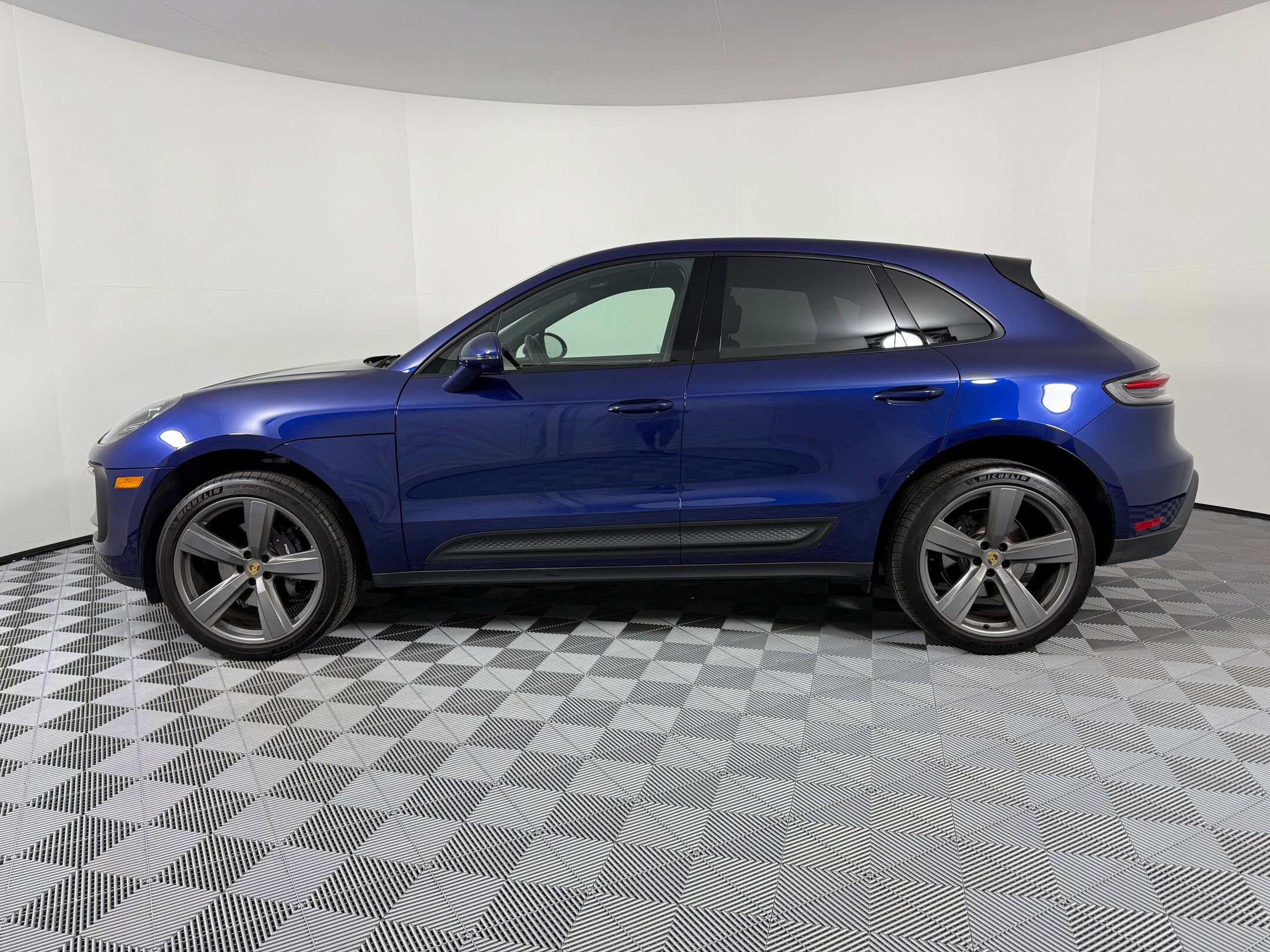 2025 Porsche Macan T photo 2