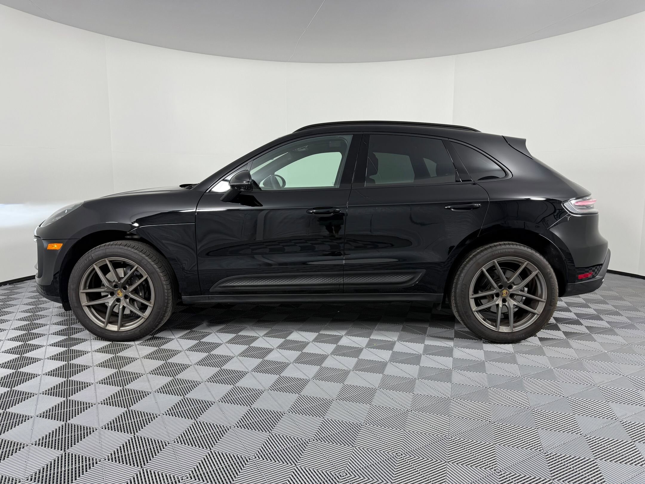 2025 Porsche Macan T photo 2