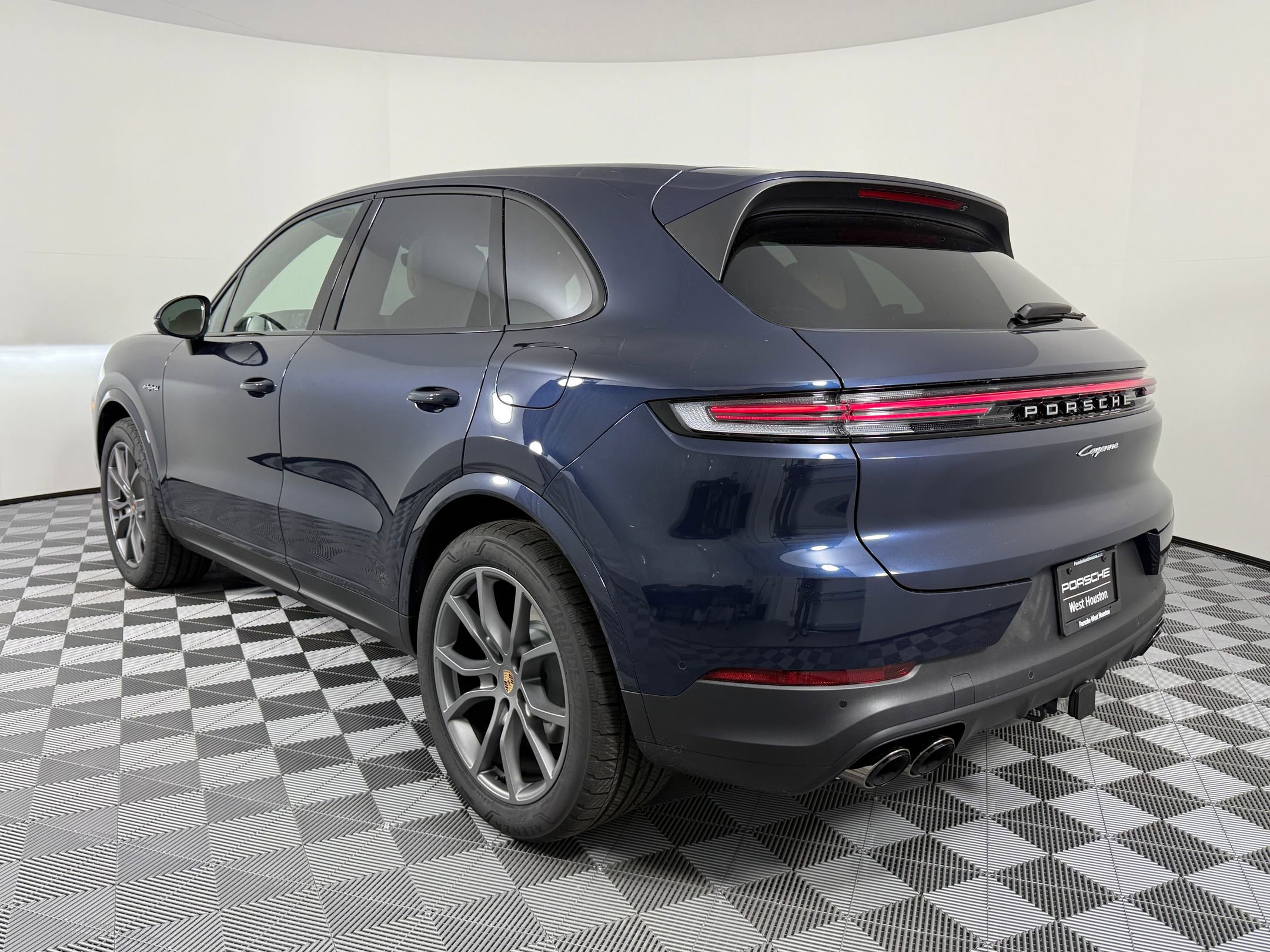 2026 Porsche Cayenne E-Hybrid photo 3