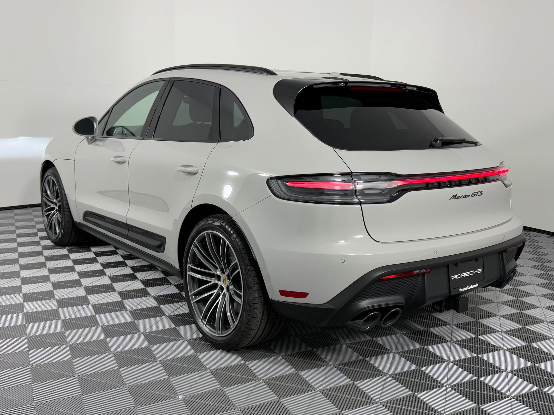 2026 Porsche Macan GTS photo 3