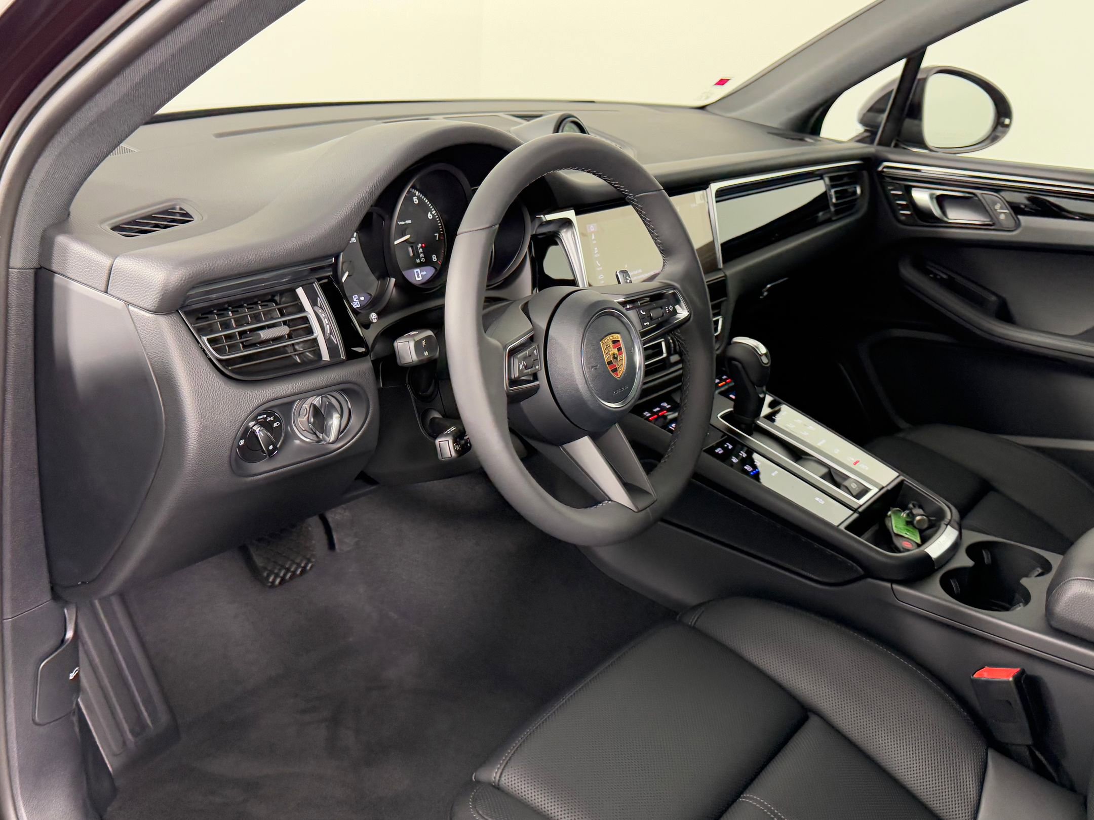 2026 Porsche Macan T photo 4