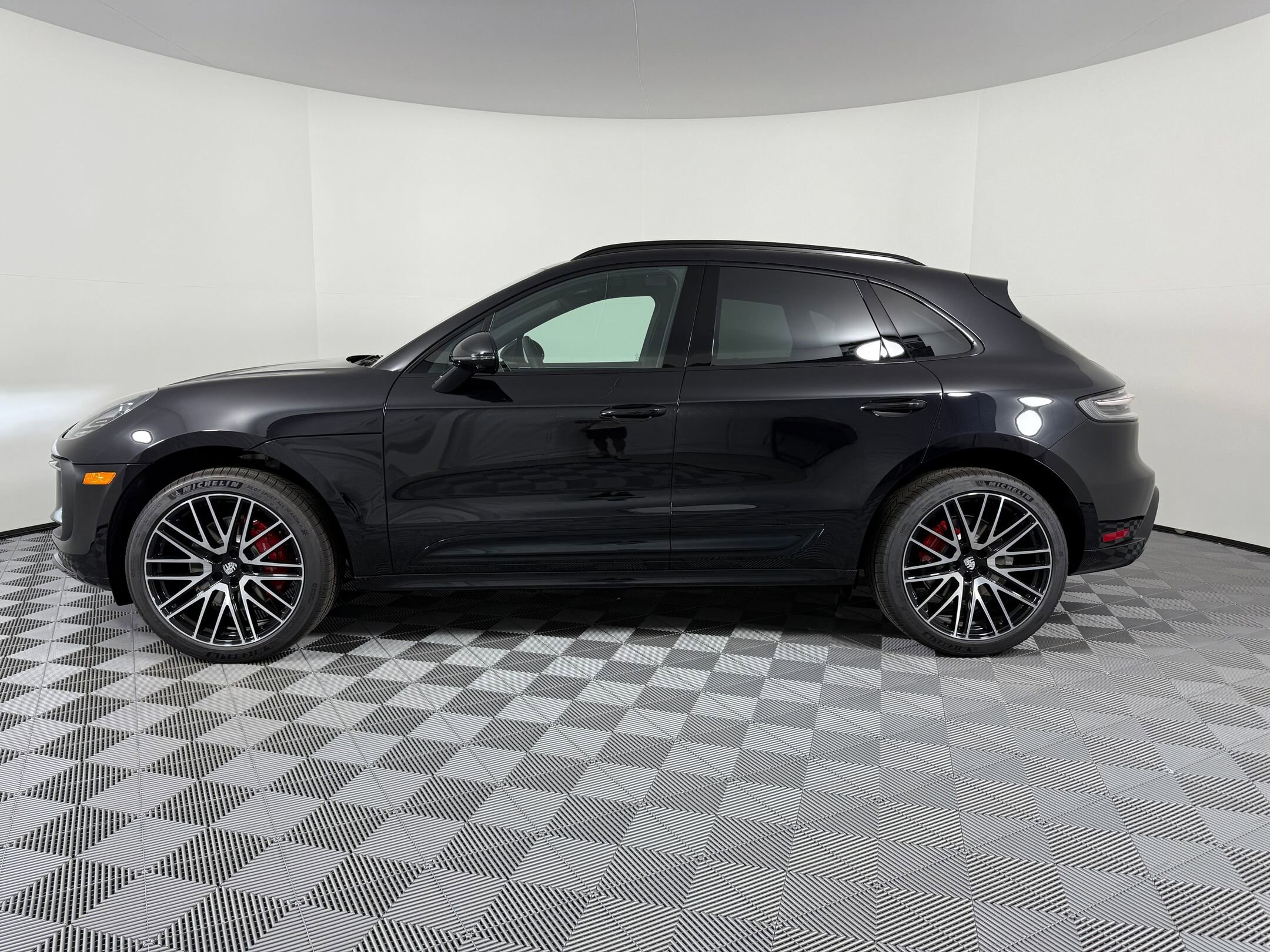 2026 Porsche Macan S photo 2