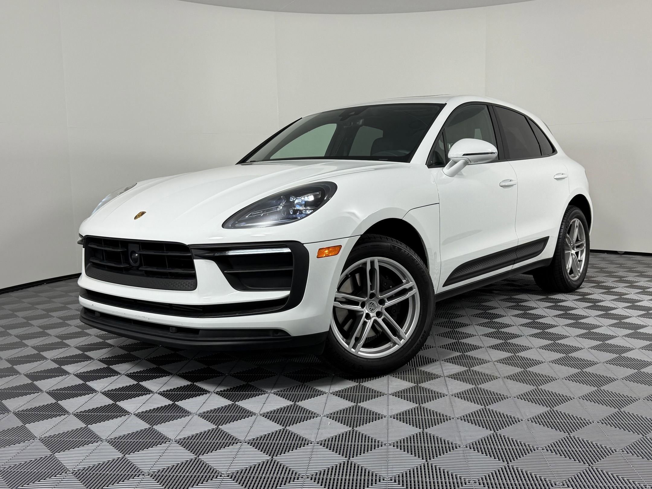 2025 Porsche Macan Base
