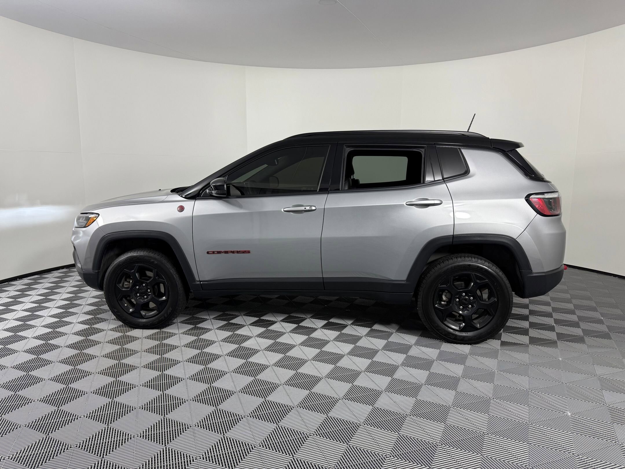 2023 Jeep Compass Trailhawk photo 2