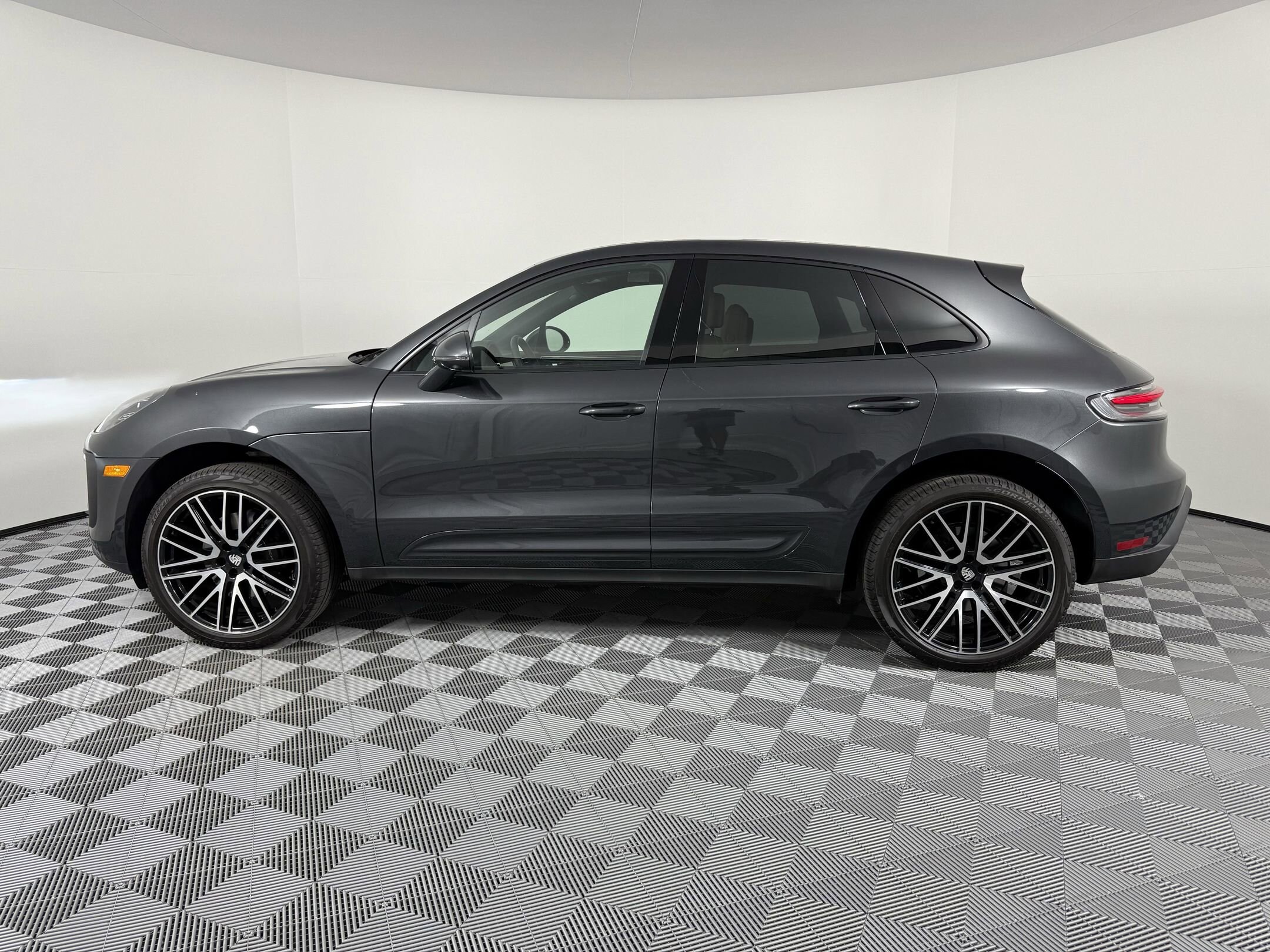2025 Porsche Macan T photo 2